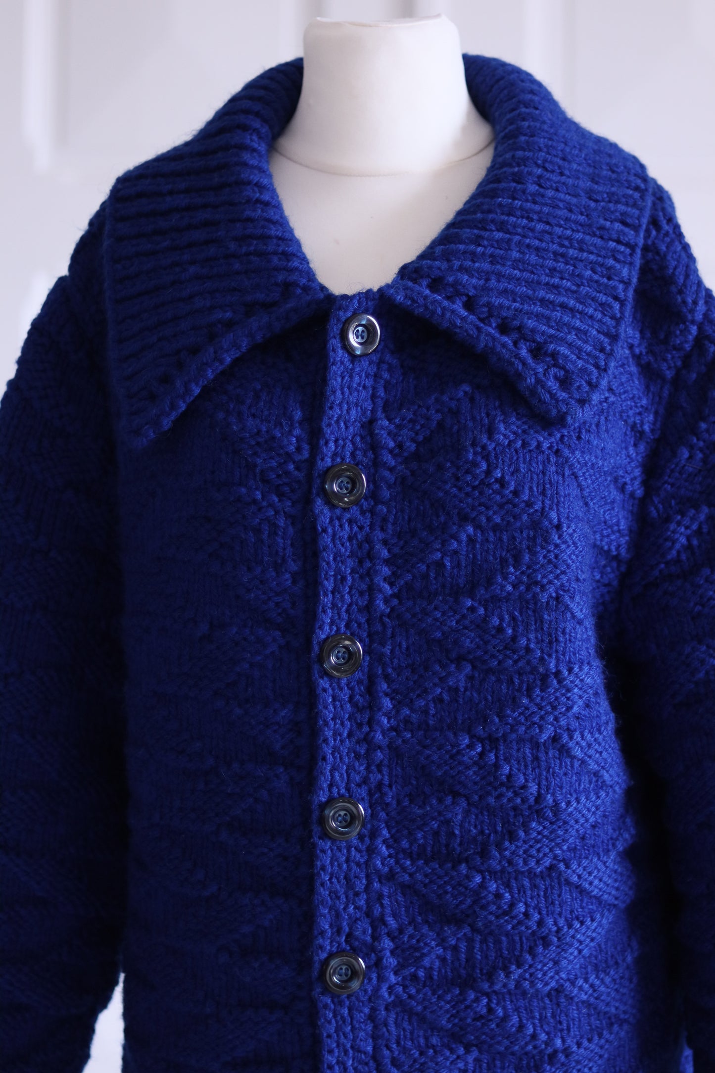 Fait main cardigan long en laine tricotée  bleu cobalt