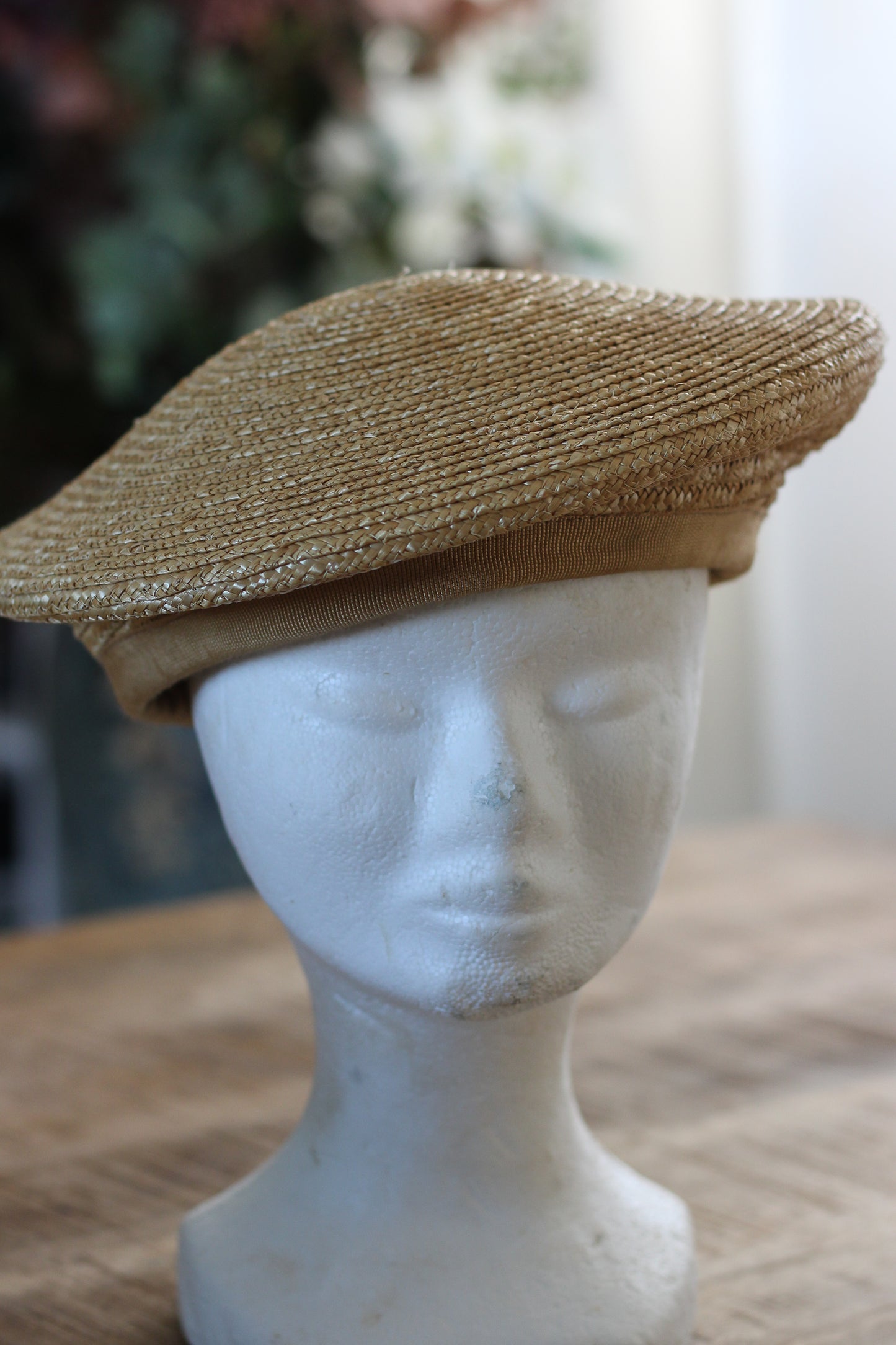 Casquette plate en paille naturelle