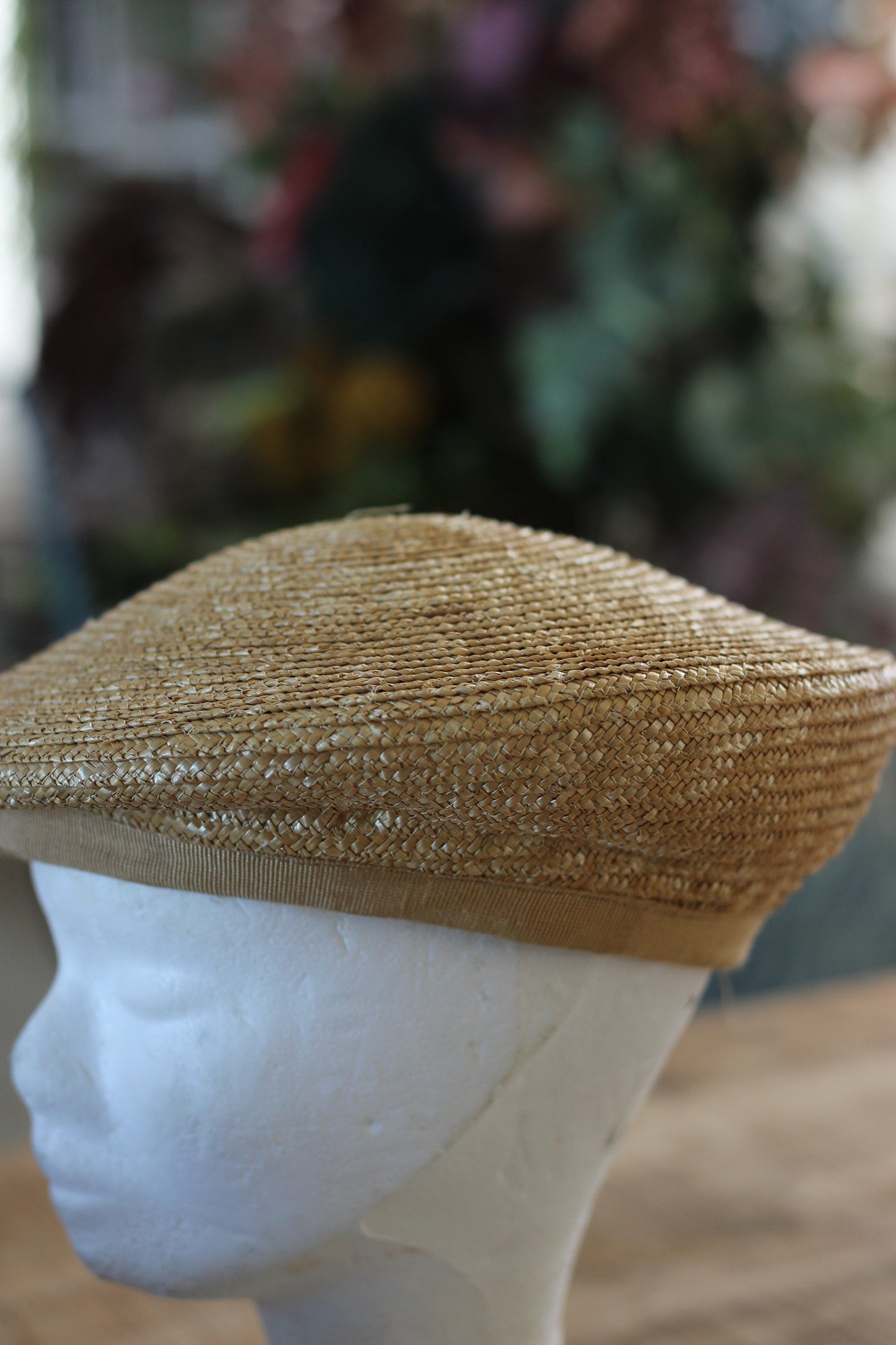 Casquette plate en paille naturelle