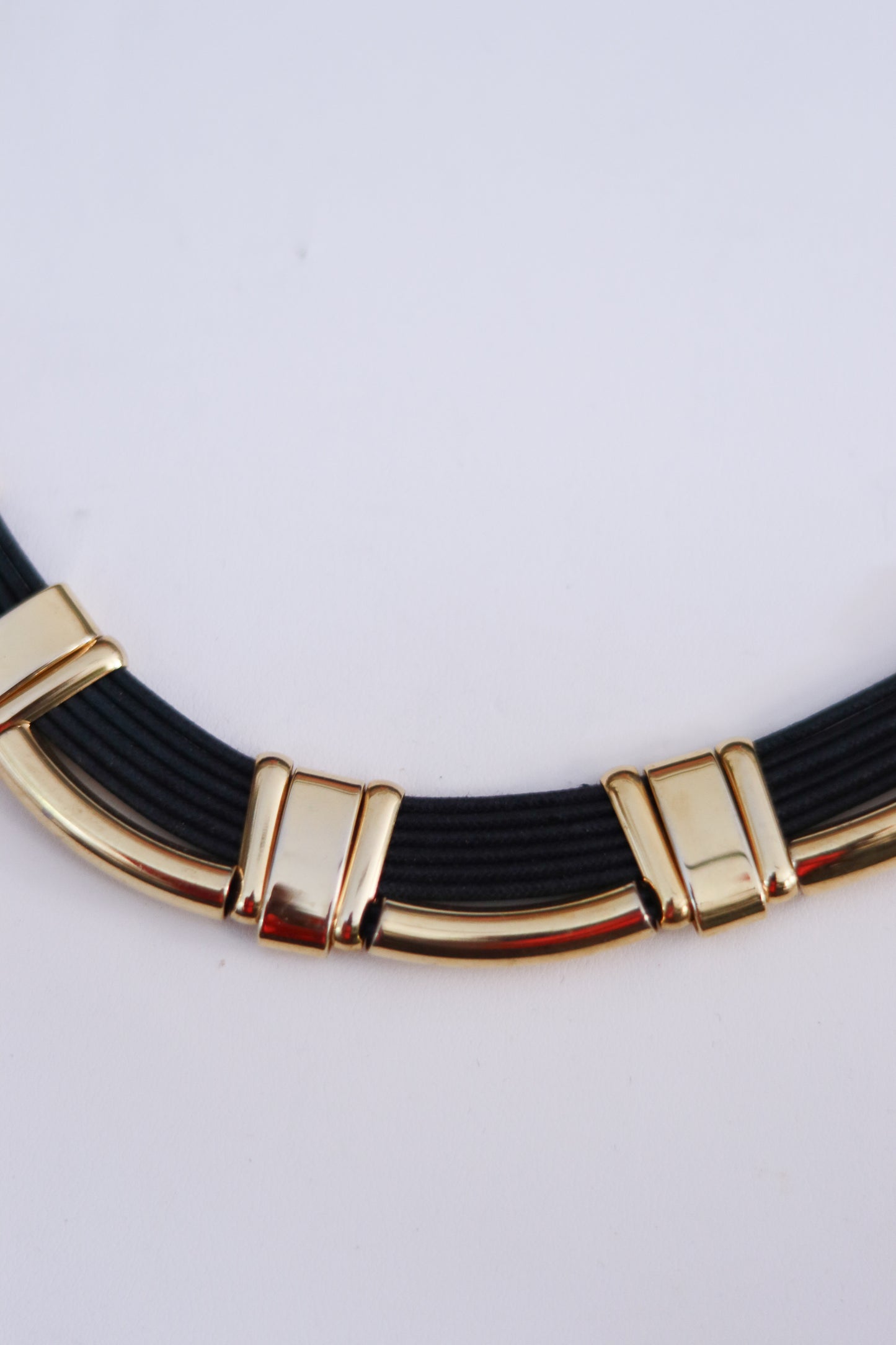 Collier vintage en cordon et métal