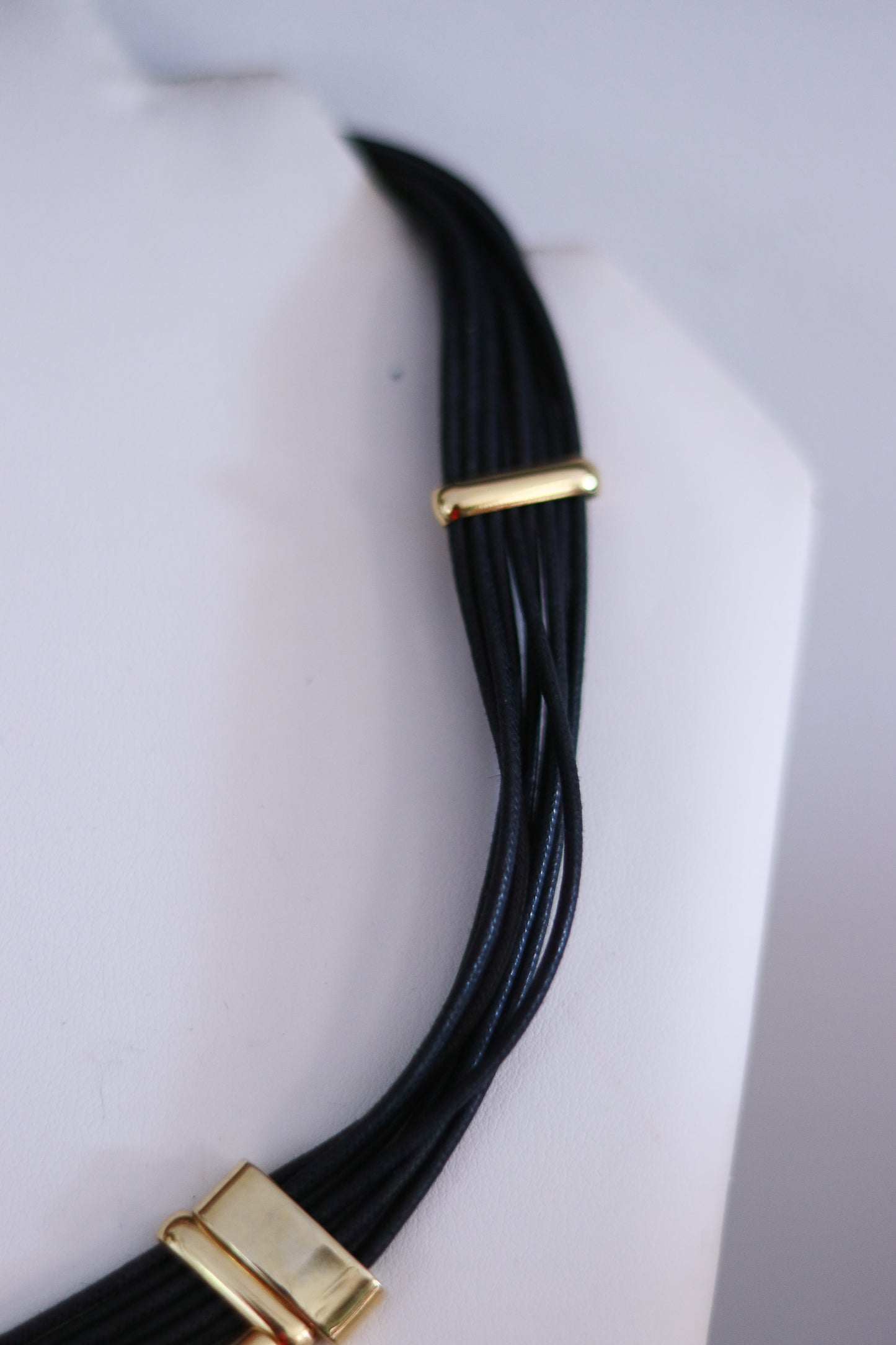 Collier vintage en cordon et métal