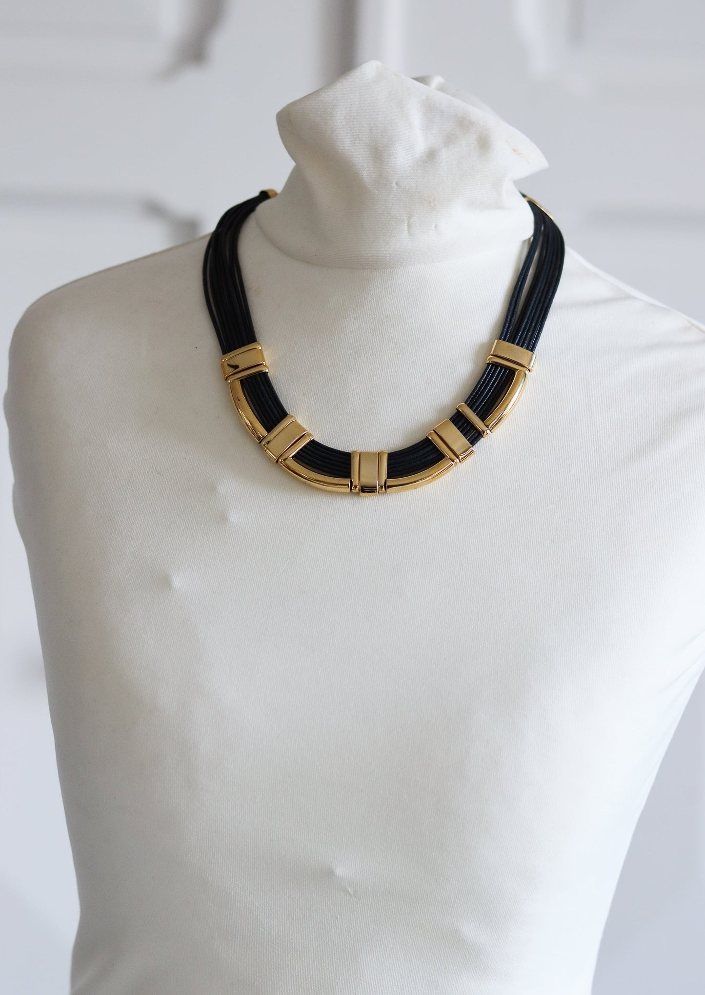 Collier en cuir et métal doré