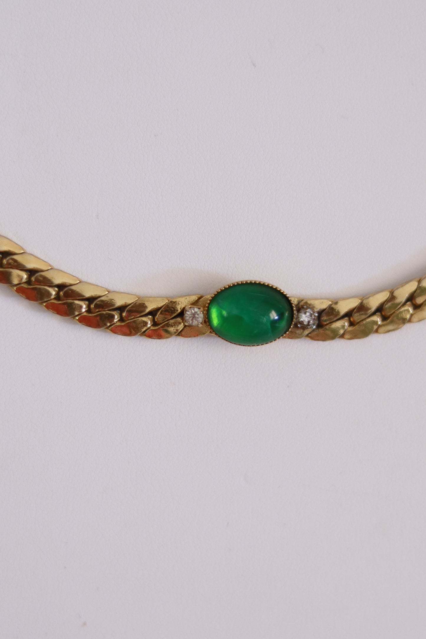 Collier vintage doré à pierre verte
