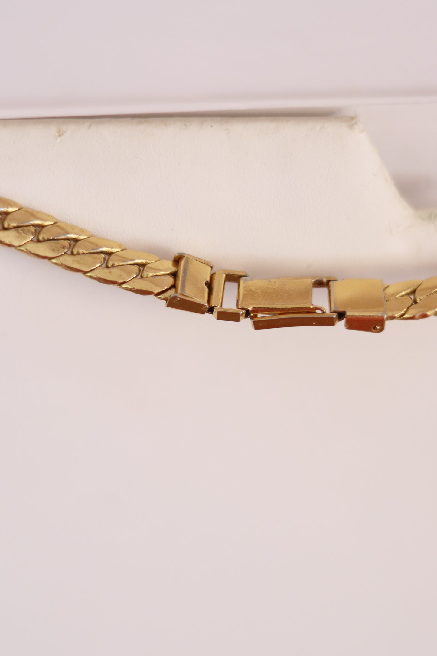 Collier vintage doré à pierre verte