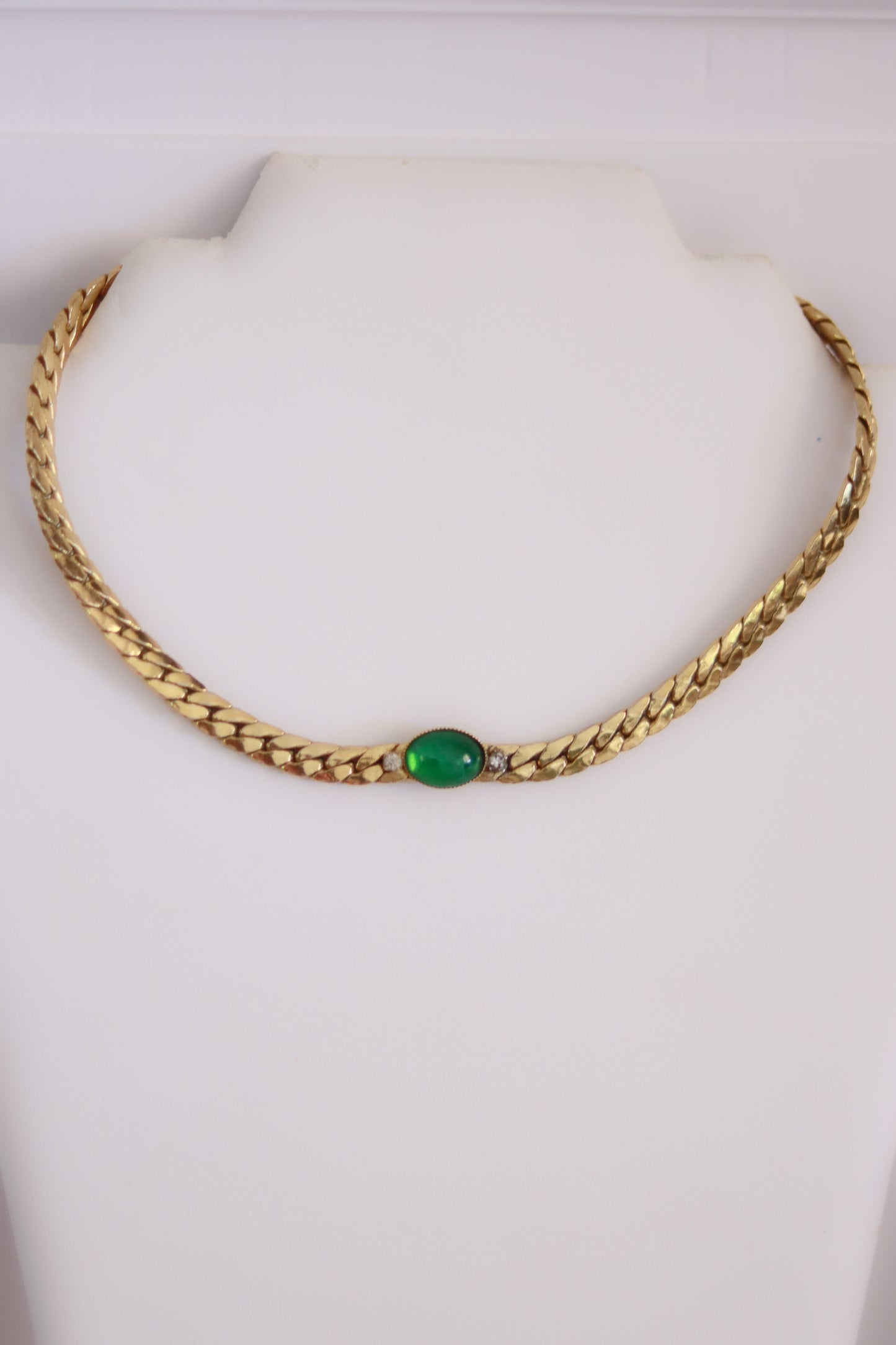 Collier vintage doré à pierre verte