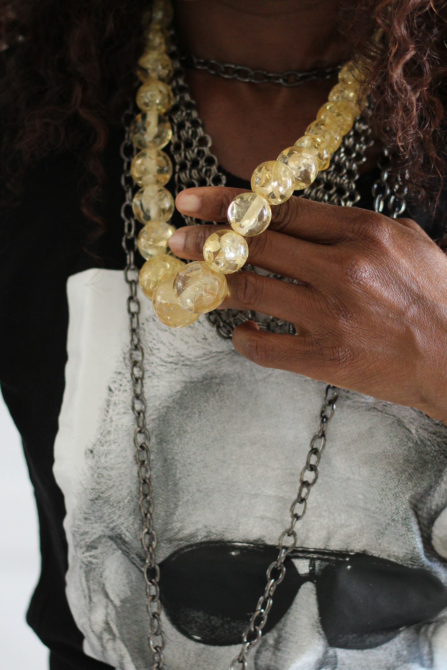 Collier vintage en résine translucide à inclusions