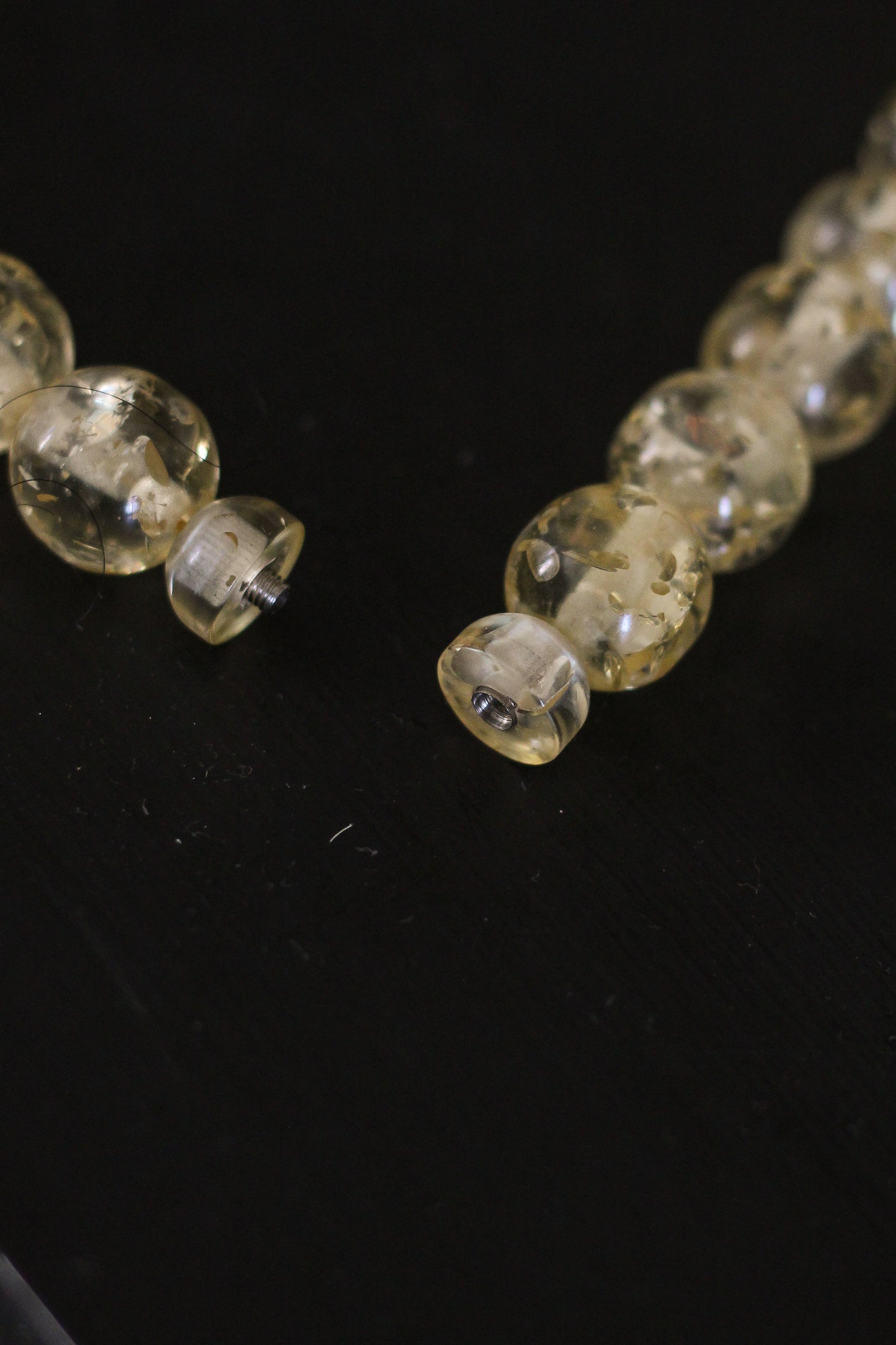 Collier vintage en résine translucide à inclusions