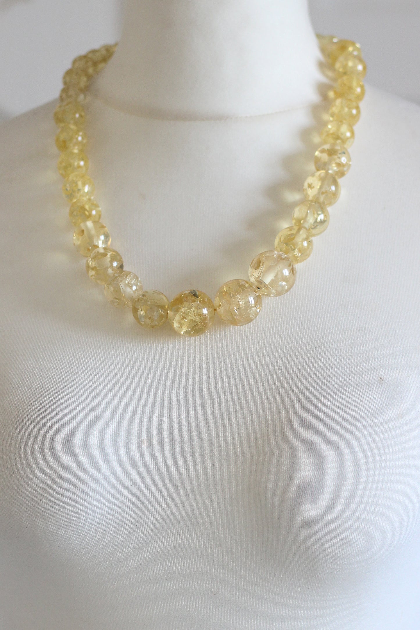 Collier vintage en résine translucide à inclusions