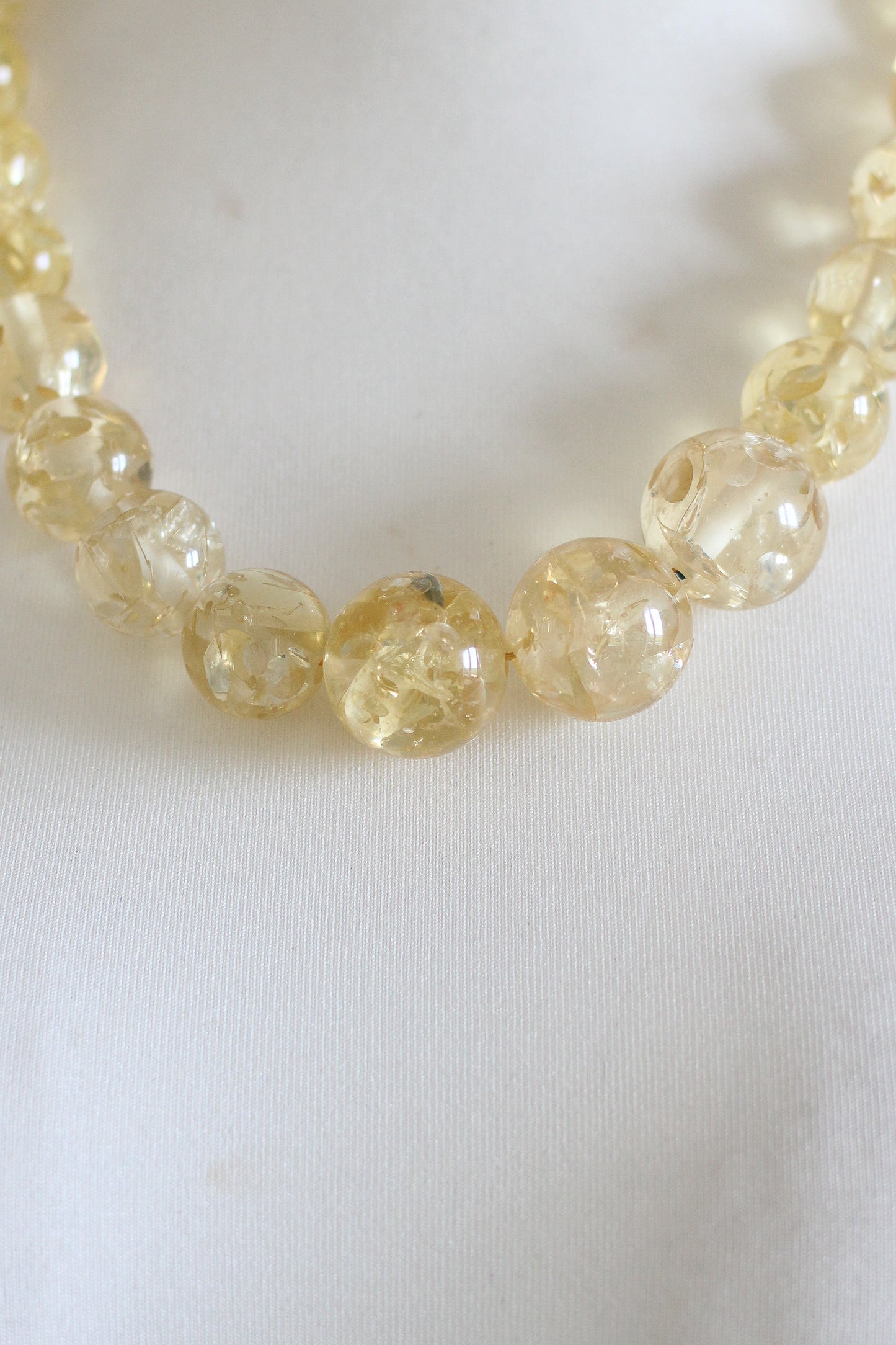 Collier vintage en résine translucide à inclusions