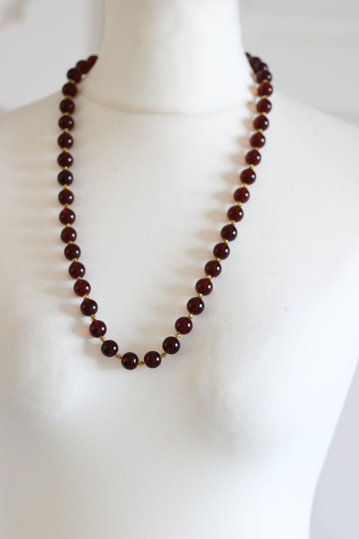 Collier brun grenat à perles rondes