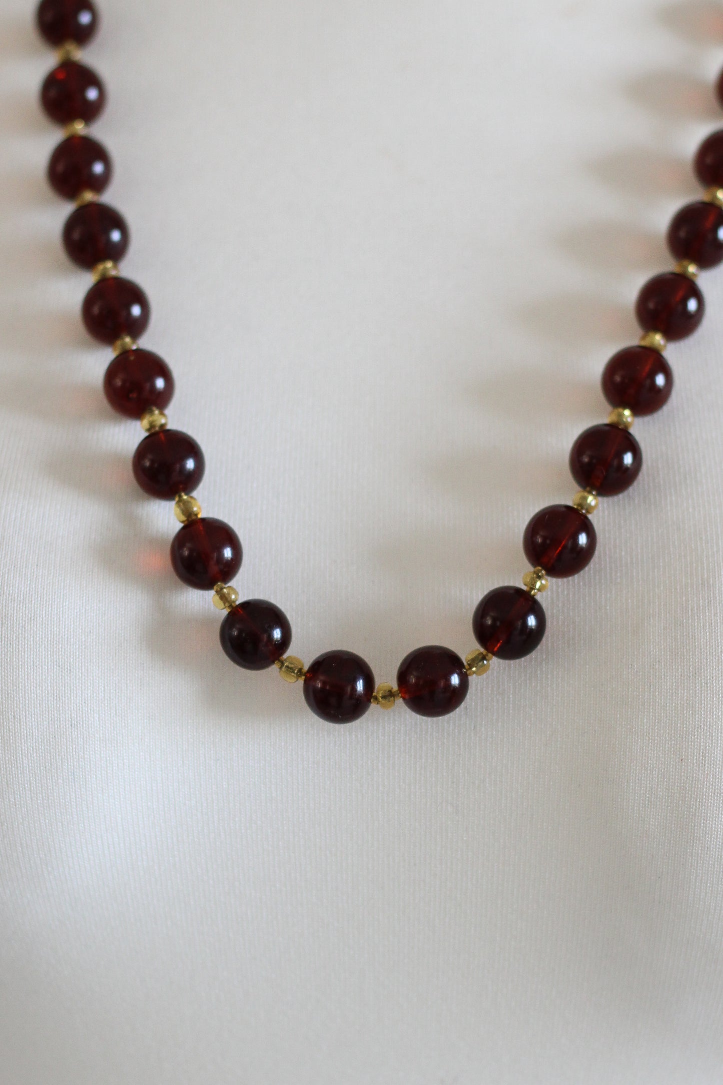 Collier brun grenat à perles rondes