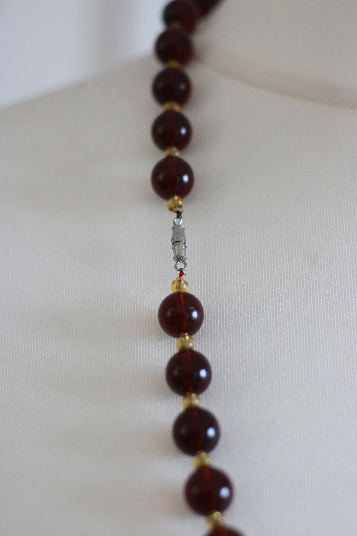 Collier brun grenat à perles rondes