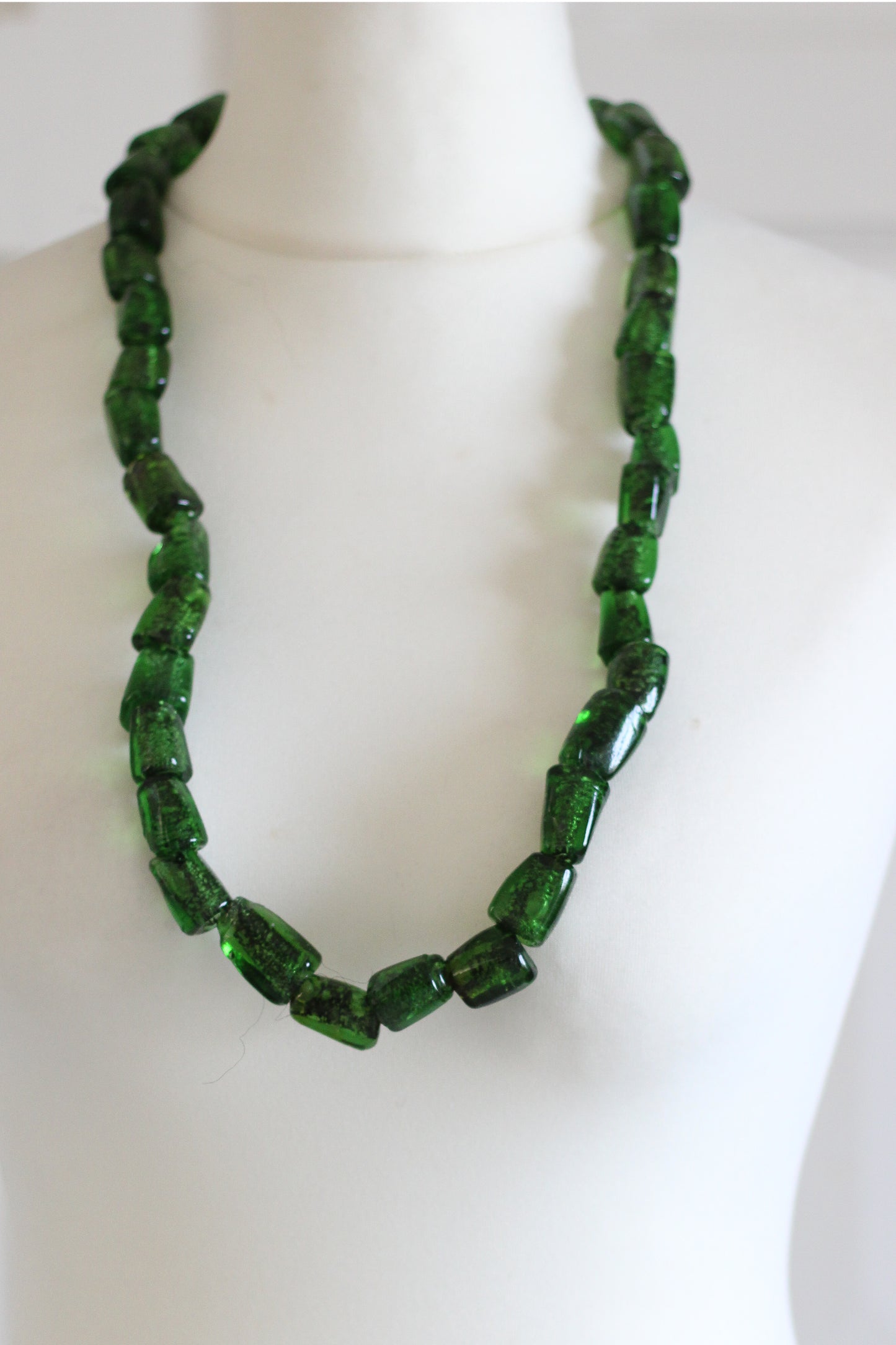 Collier vintage en perles de verre vert émeraude