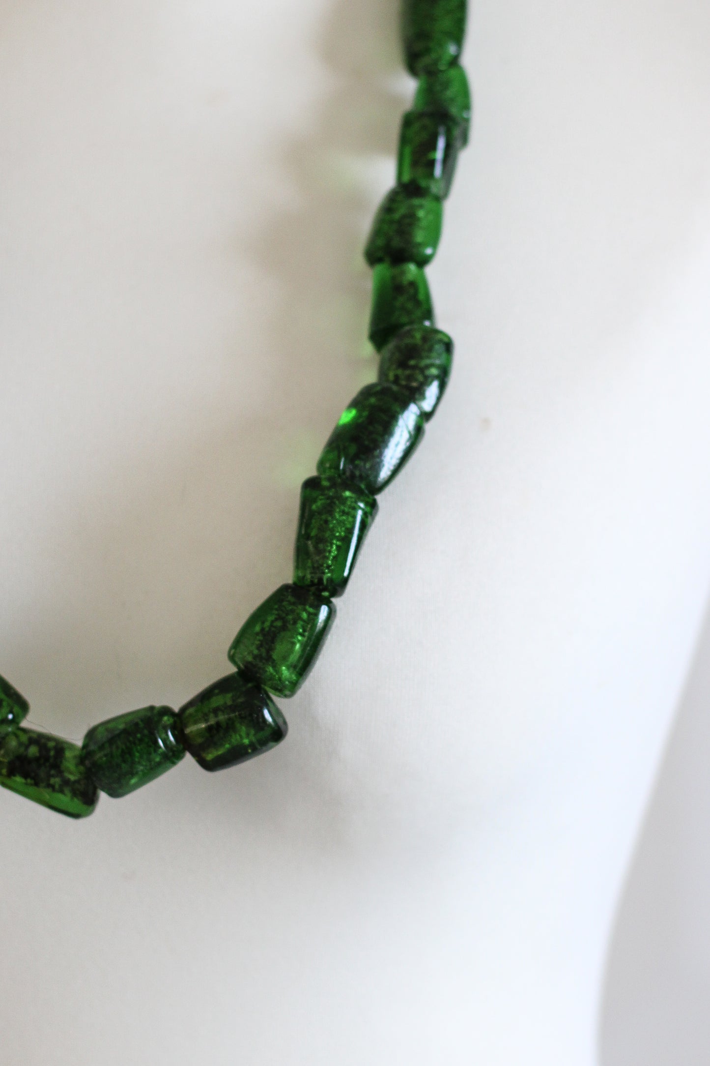 Collier vintage en perles de verre vert émeraude