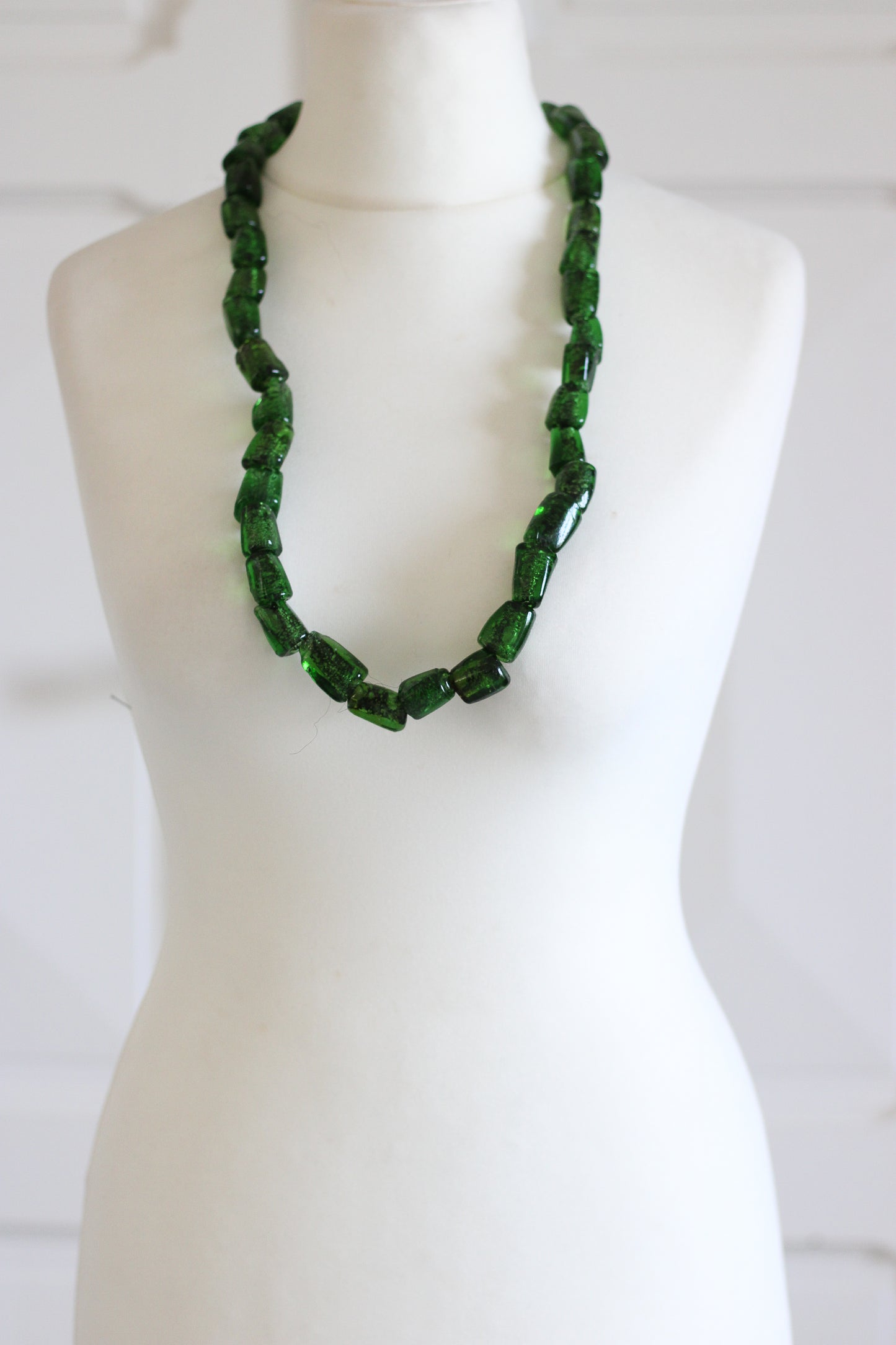 Collier vintage en perles de verre vert émeraude