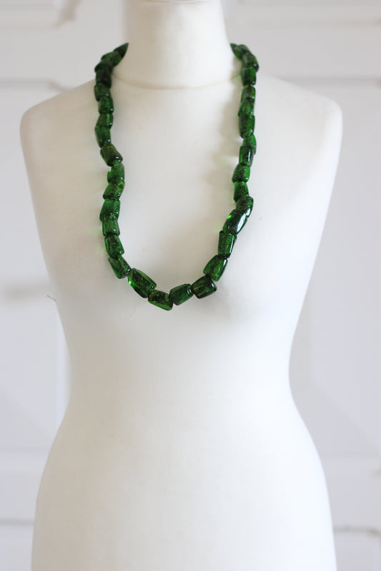 Collier vintage en perles de verre vert émeraude