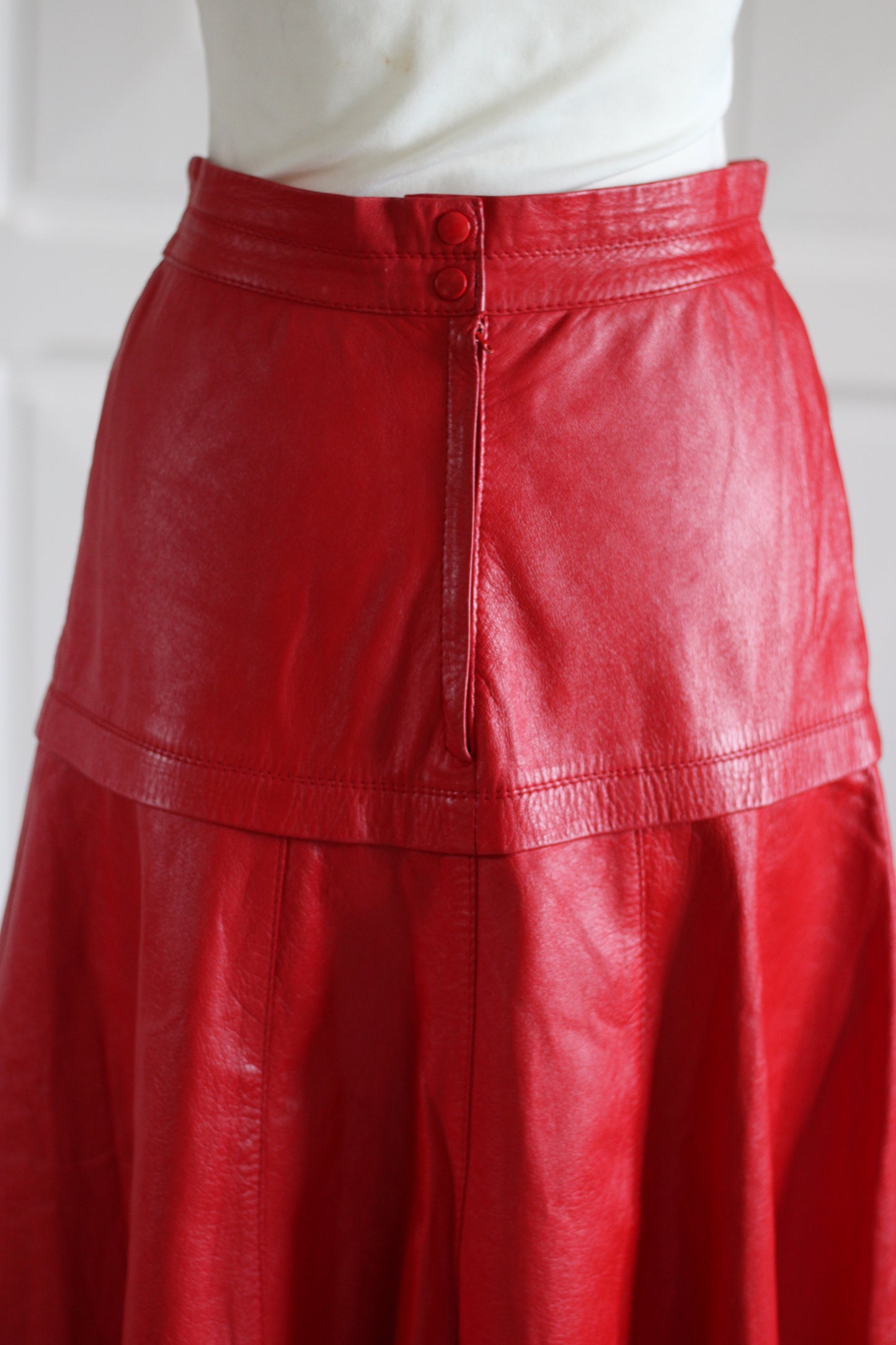 Jupe cuir rouge longueur midi