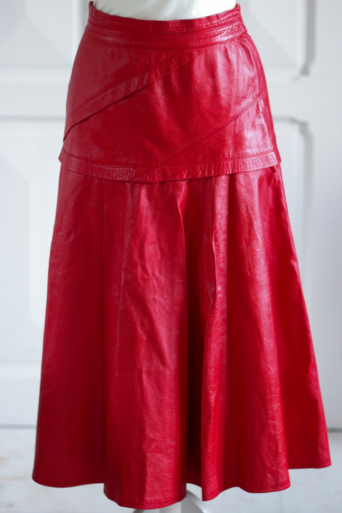 Jupe cuir rouge longueur midi