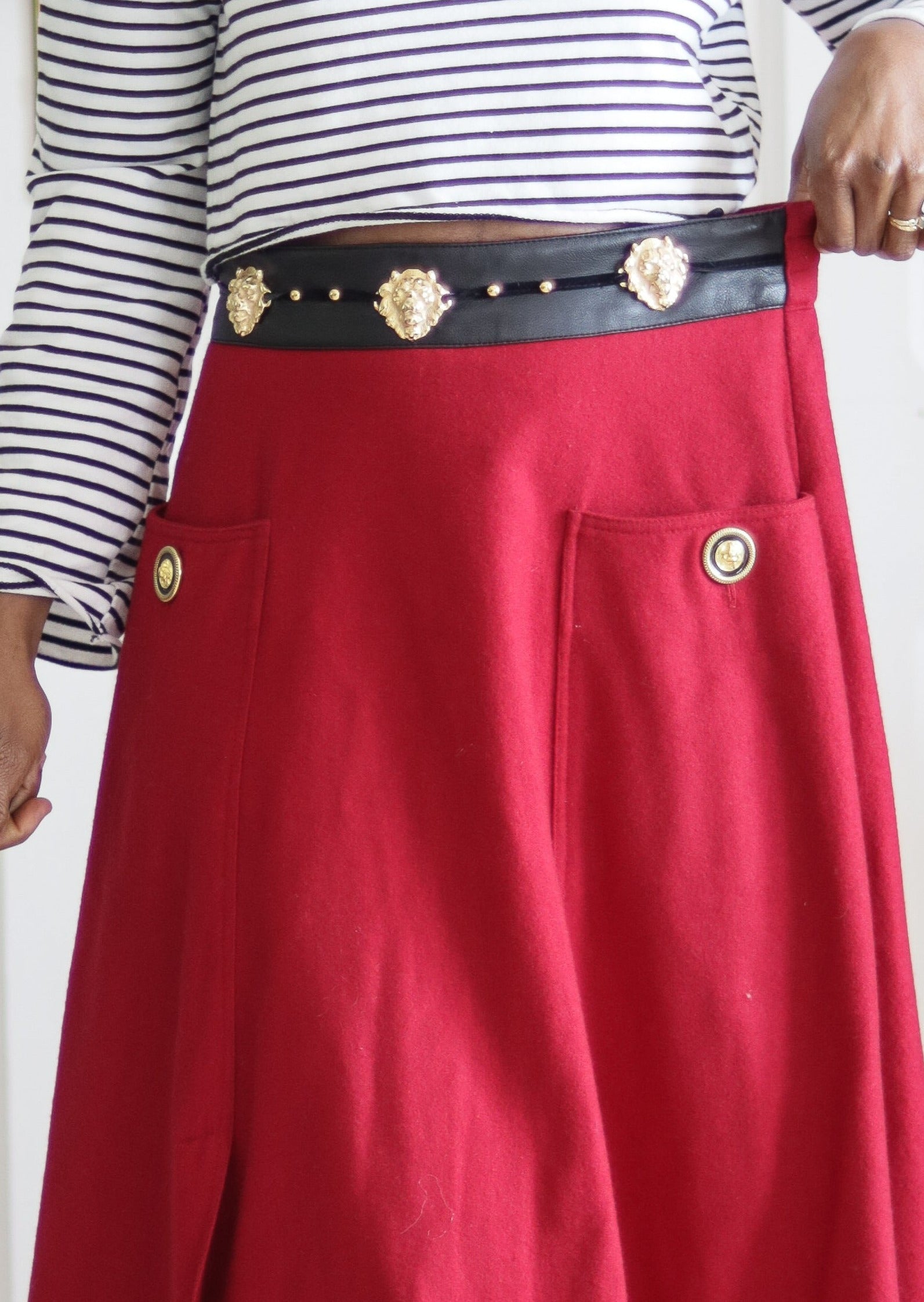 Jupe droite laine rouge T36 sur Gens de Confiance Jupe droite laine rouge T36 sur Gens de Confiance