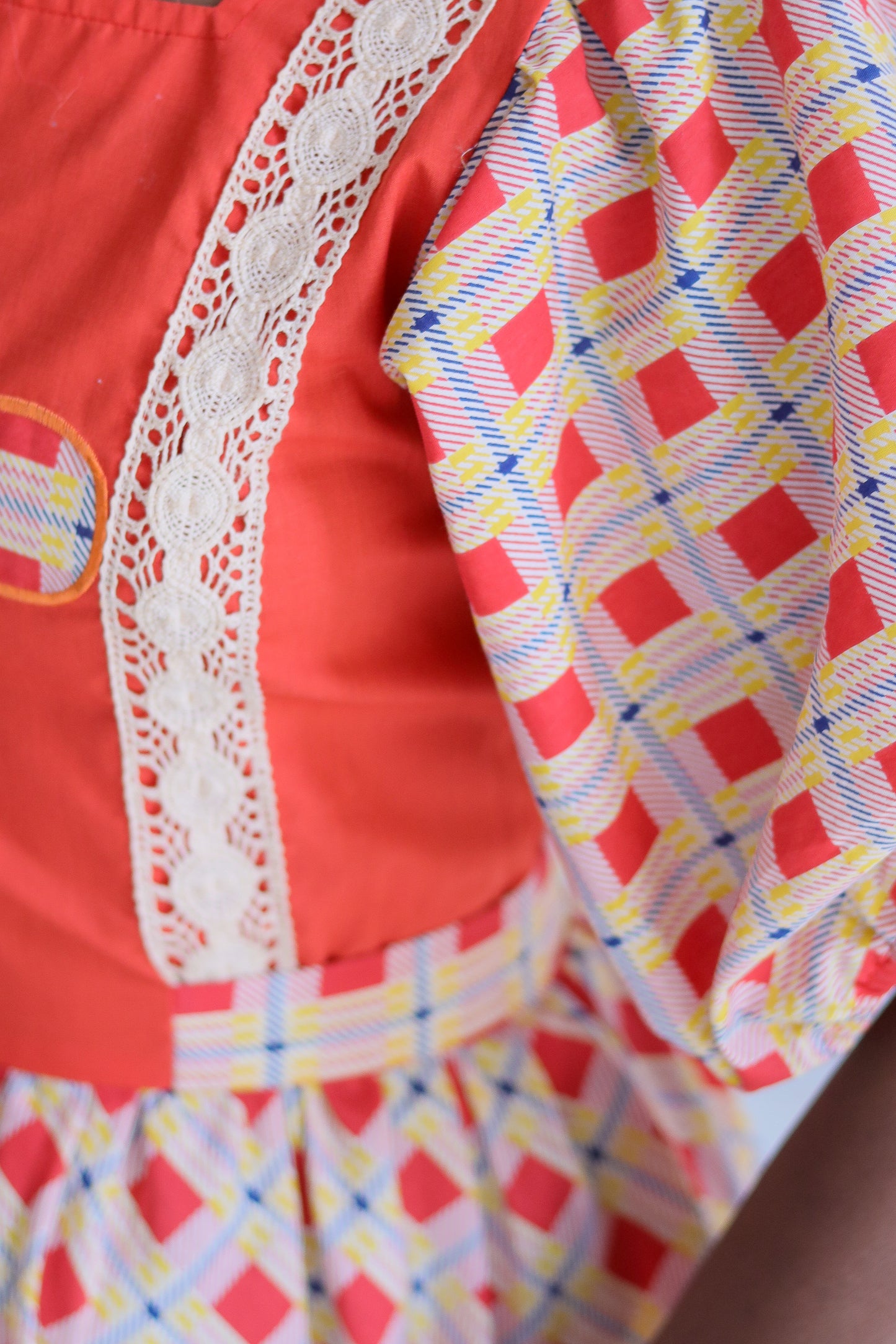 Longue robe manches bouffantes