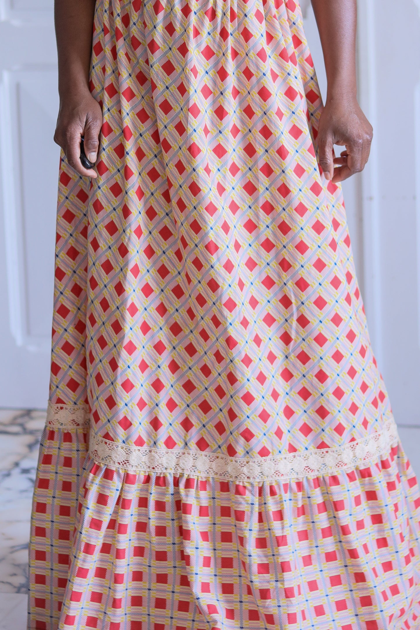 Longue robe manches bouffantes