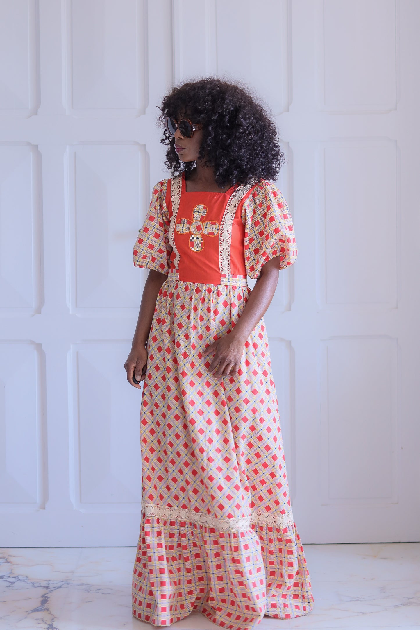 Longue robe manches bouffantes