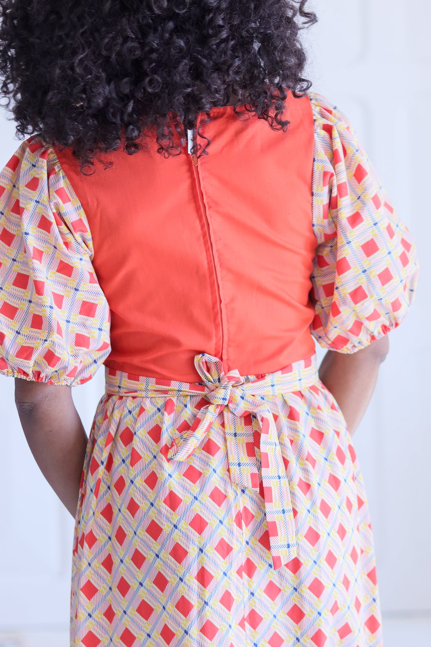Longue robe manches bouffantes