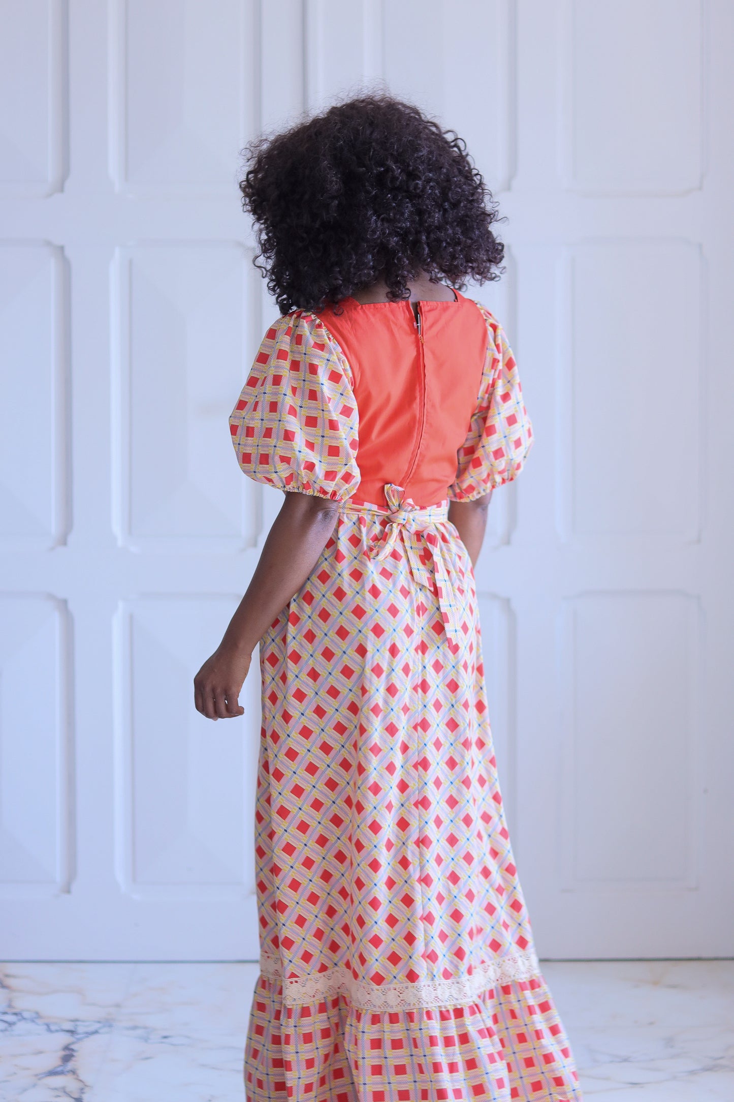 Longue robe manches bouffantes