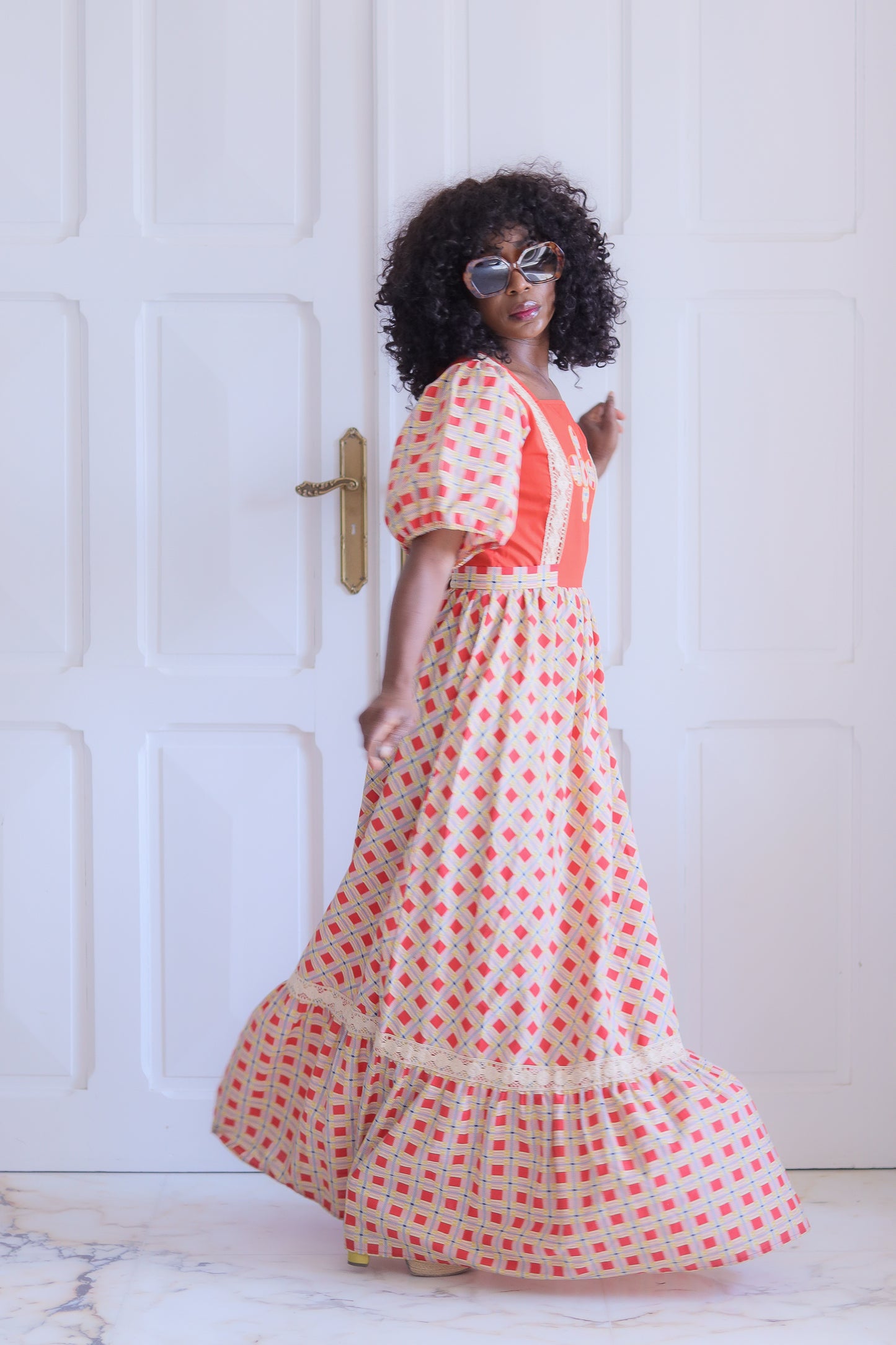 Longue robe manches bouffantes