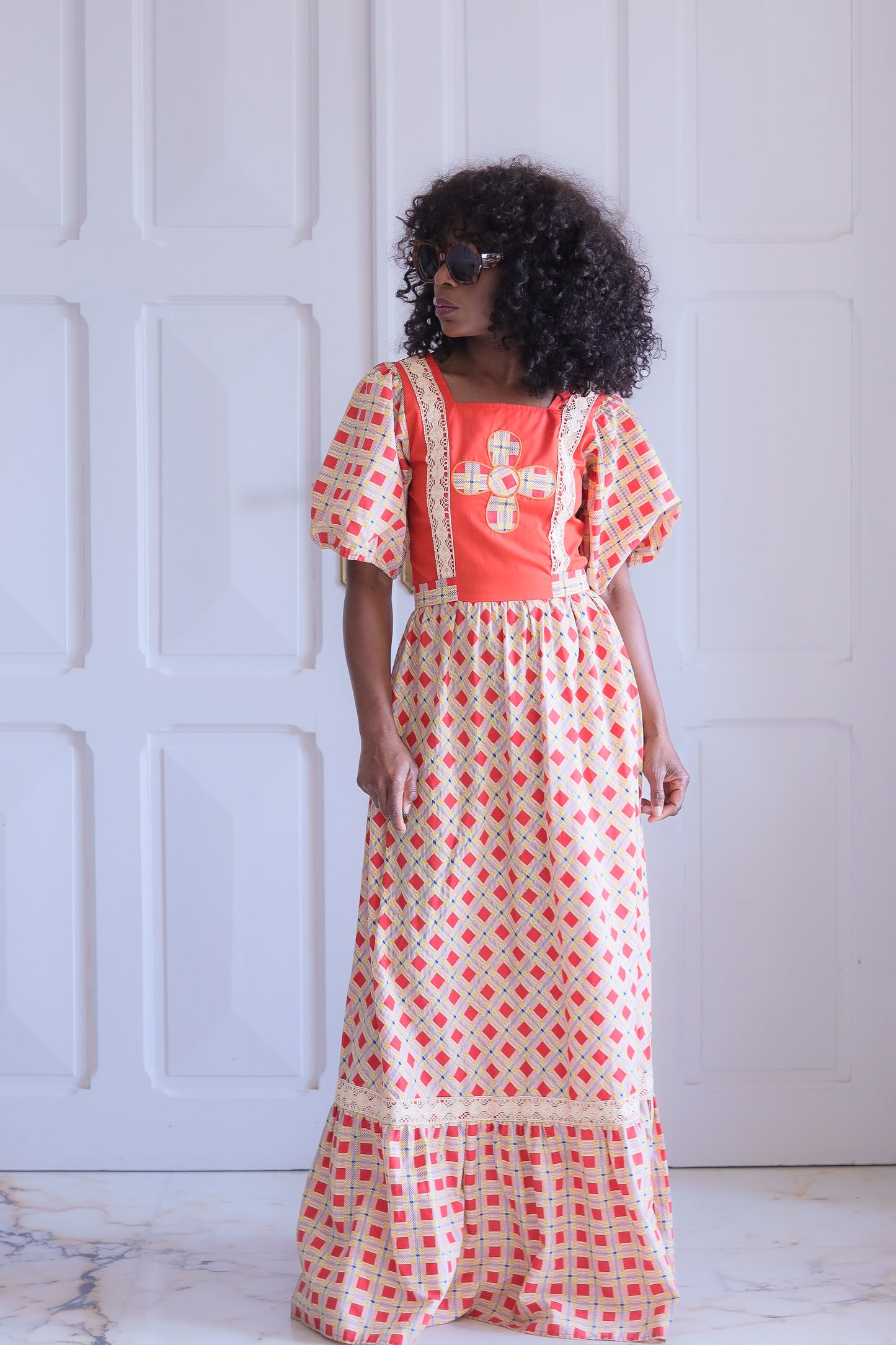 Longue robe manches bouffantes
