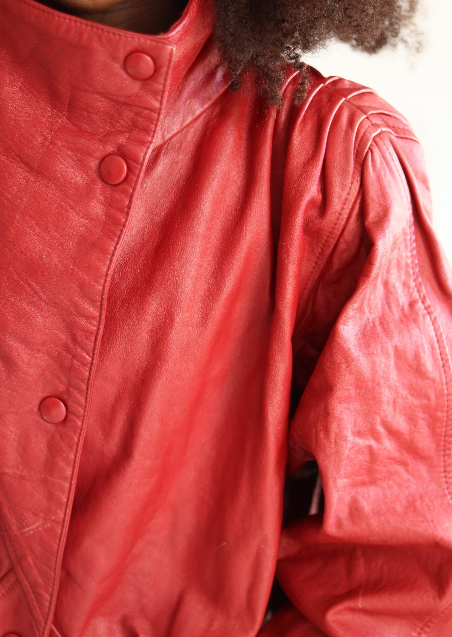 Manteau long cuir rouge à col montant