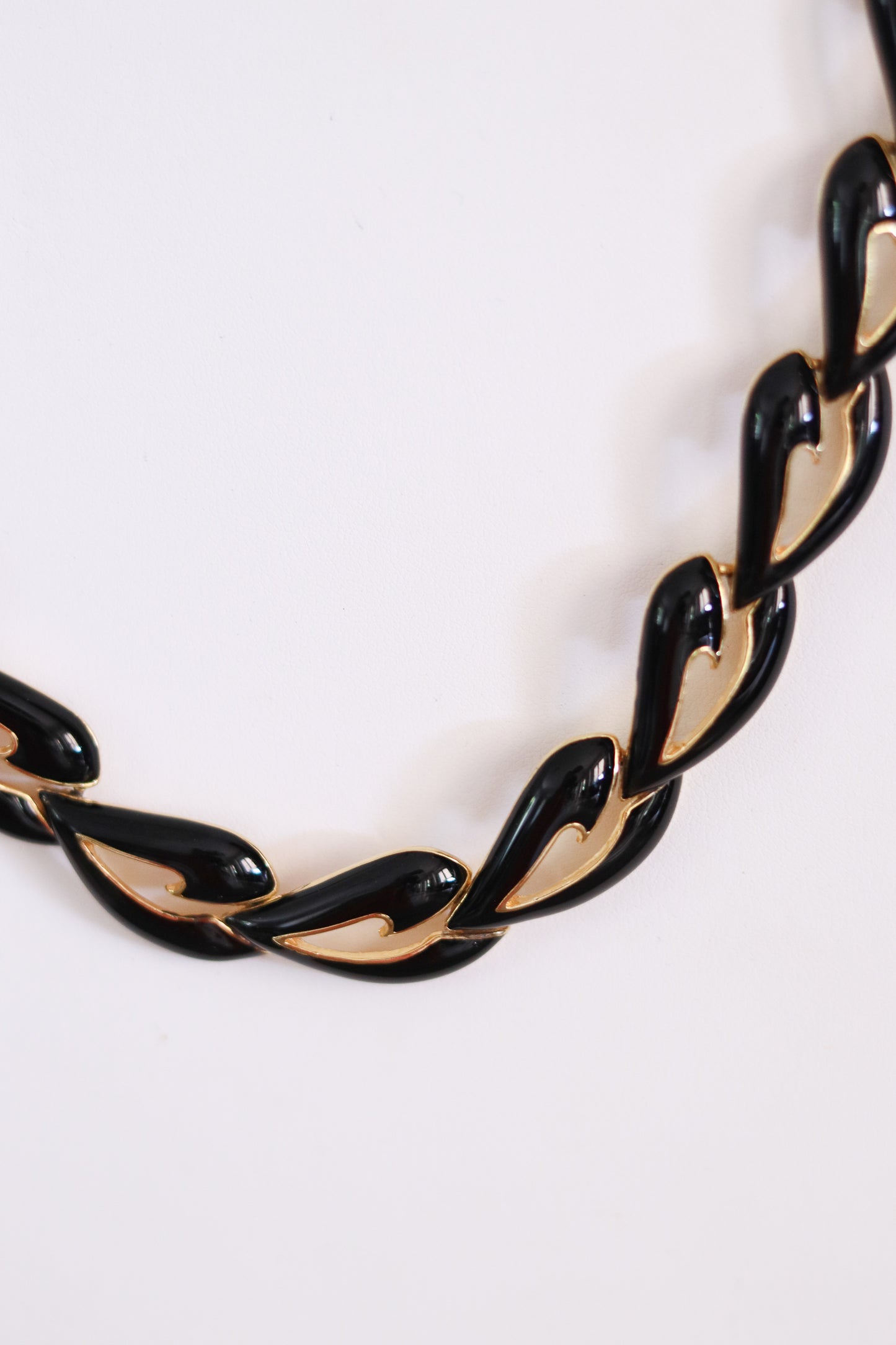 Parure bijoux noire et dorée