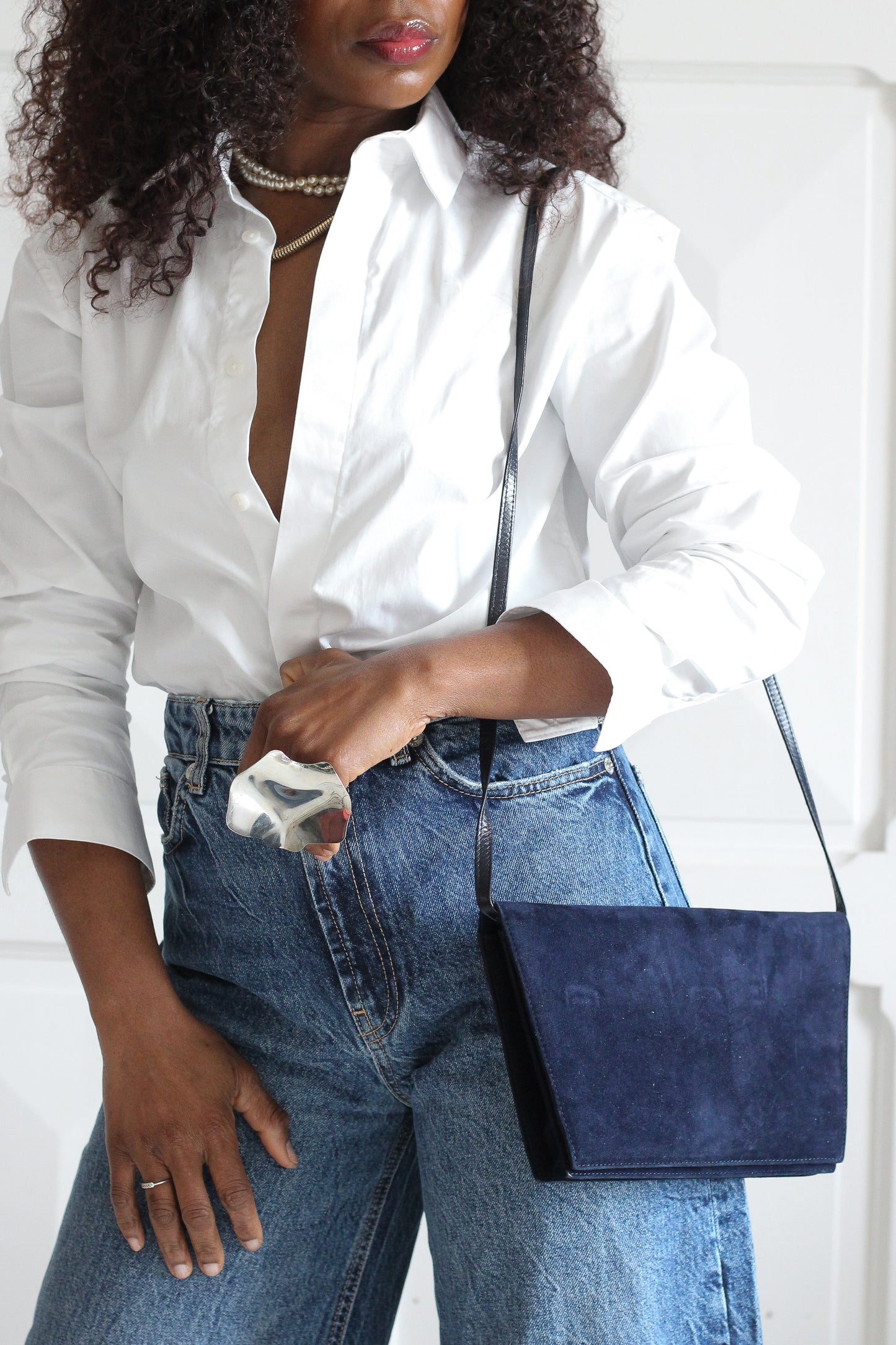 Pochette en cuir velours signée Charles Jourdan