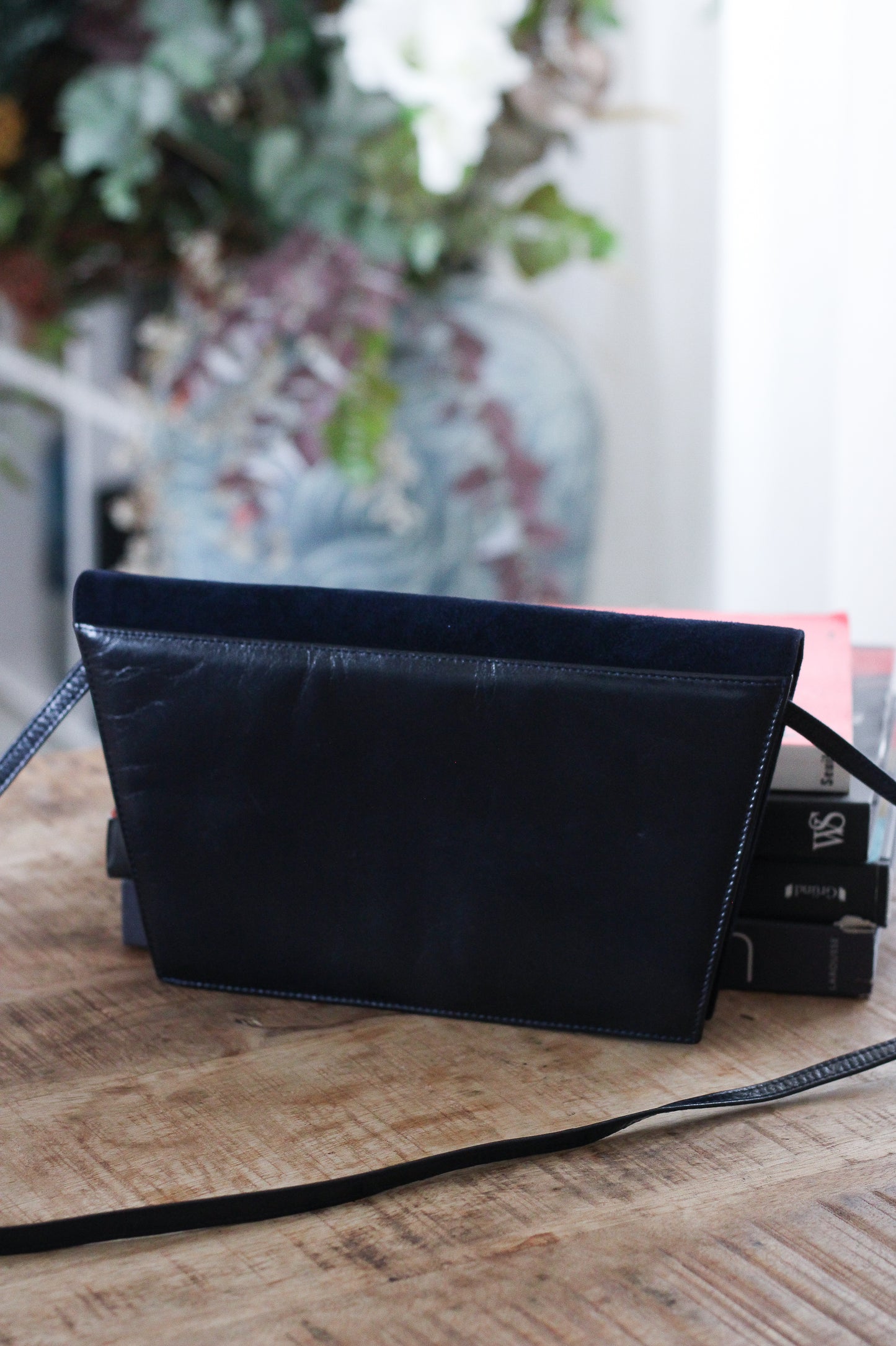 Pochette en cuir velours signée Charles Jourdan
