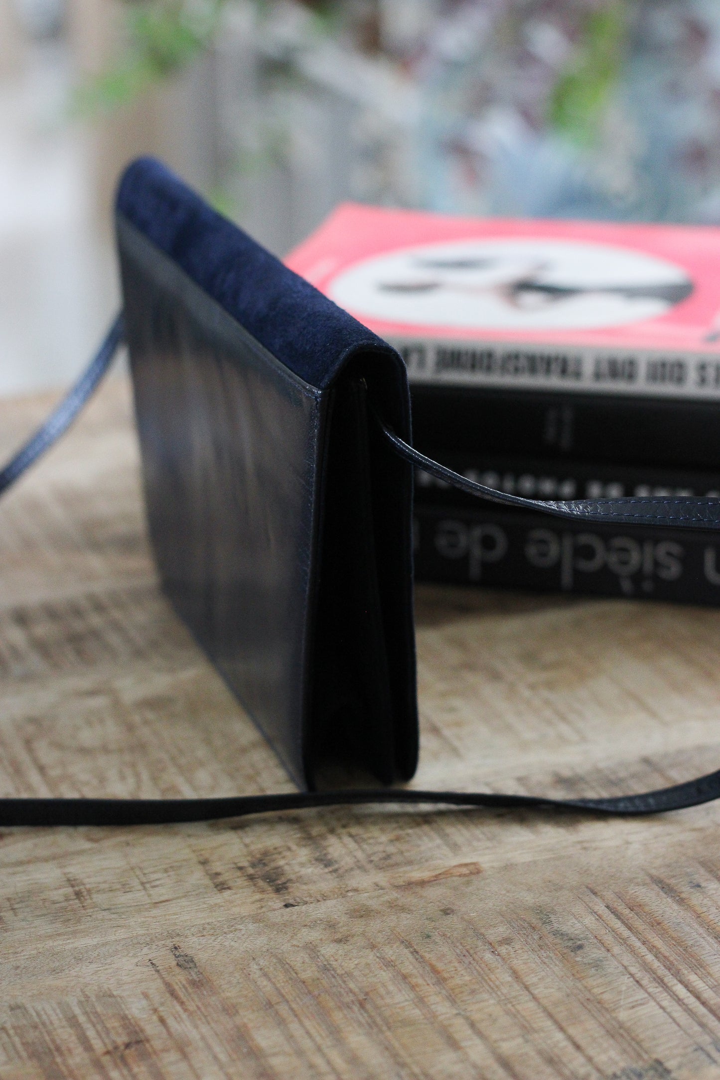 Pochette en cuir velours signée Charles Jourdan