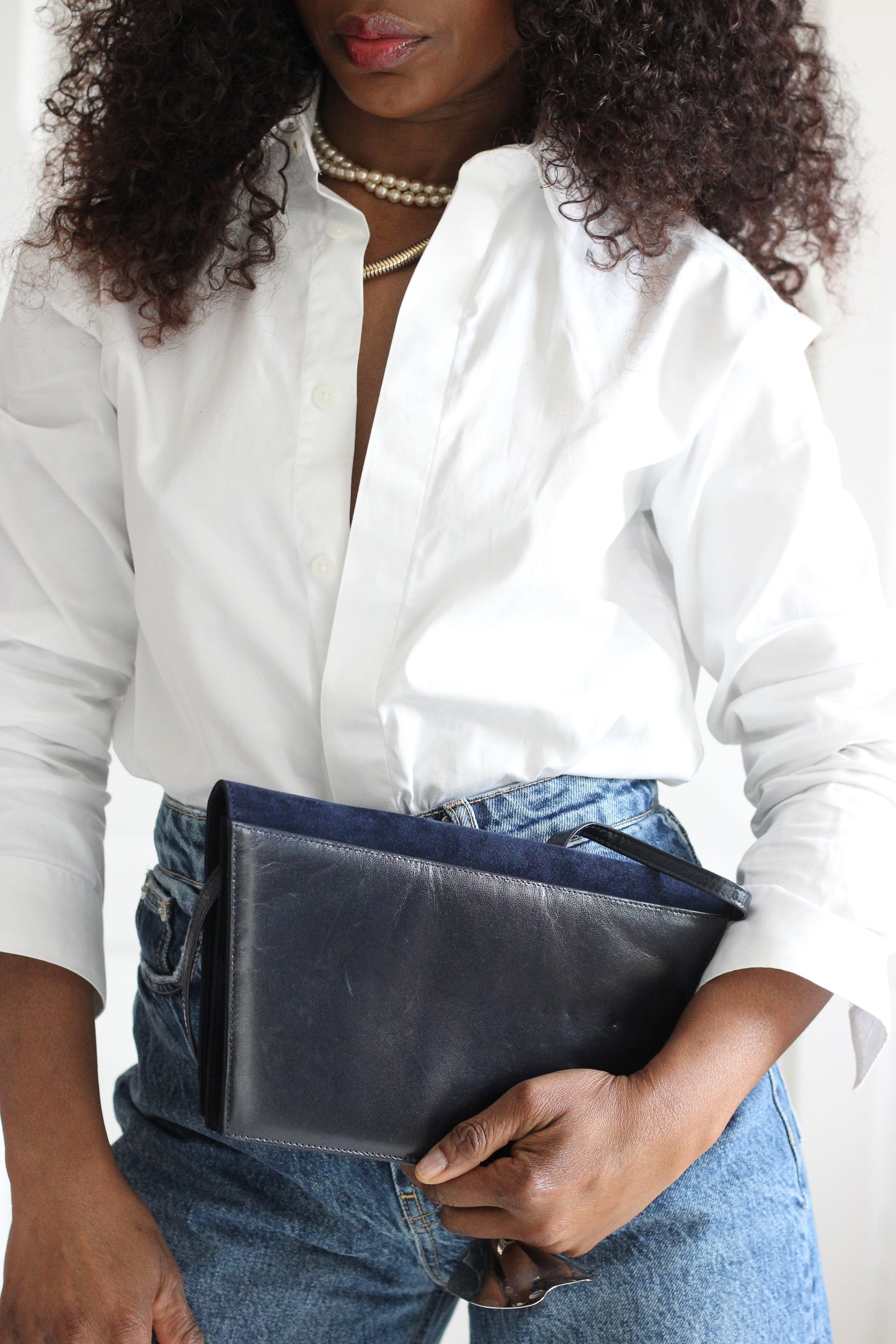 Pochette en cuir velours signée Charles Jourdan