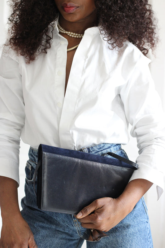 Pochette en cuir velours signée Charles Jourdan