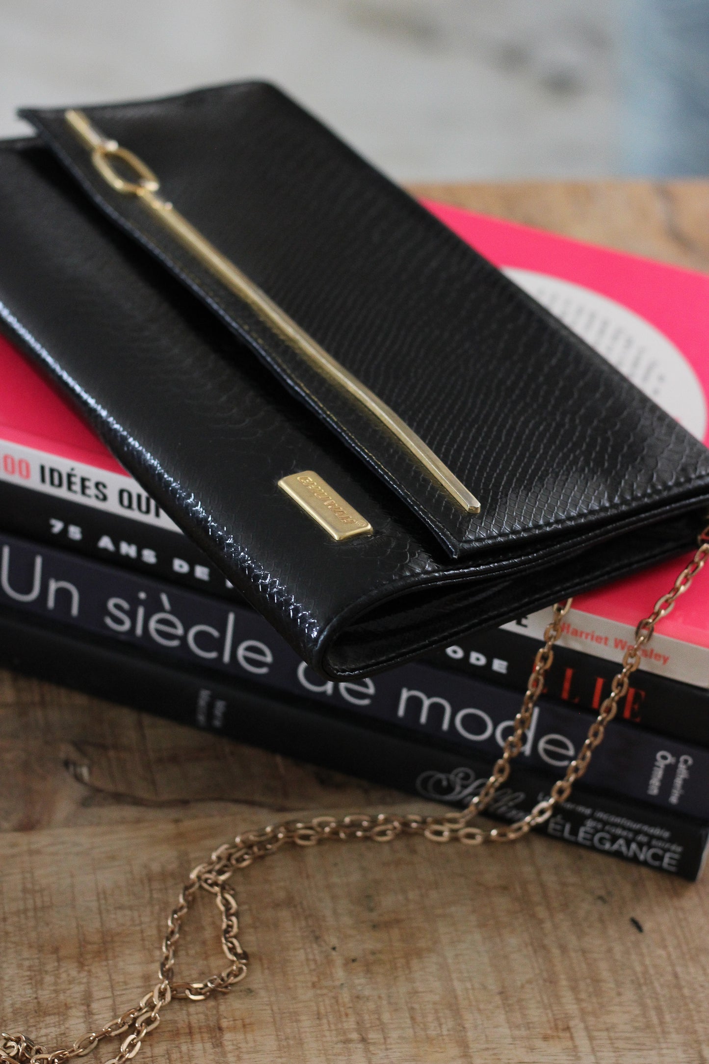 Pochette en cuir signé Chiu Wah