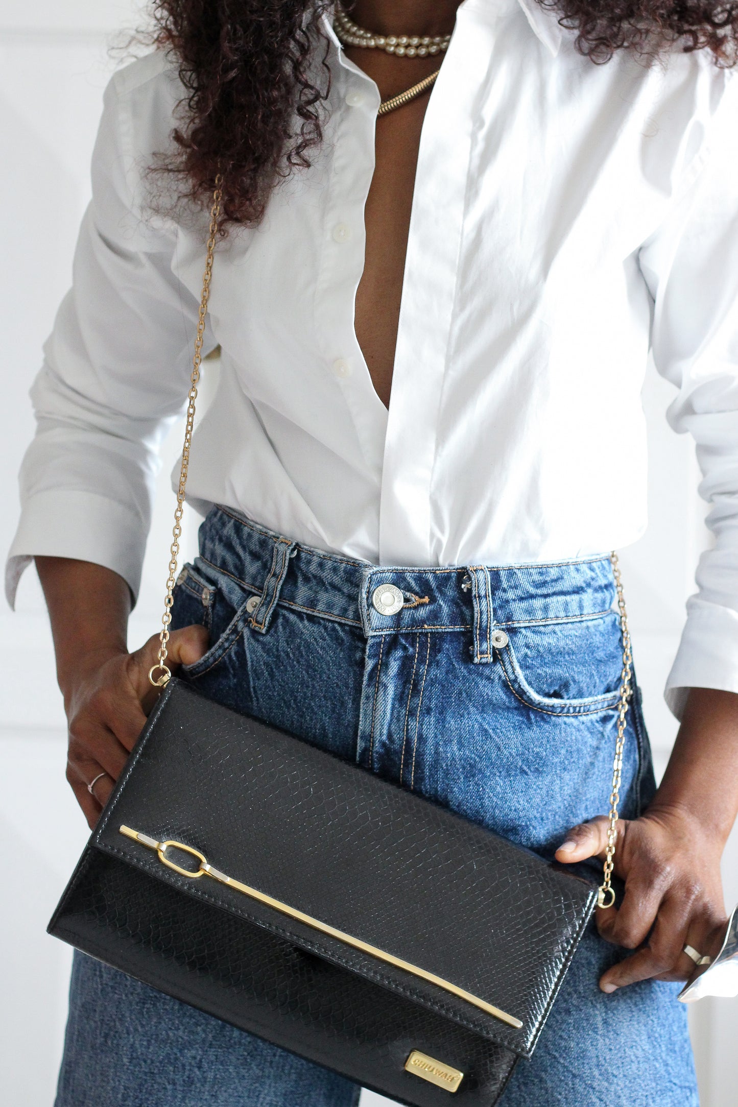 Pochette en cuir signé Chiu Wah