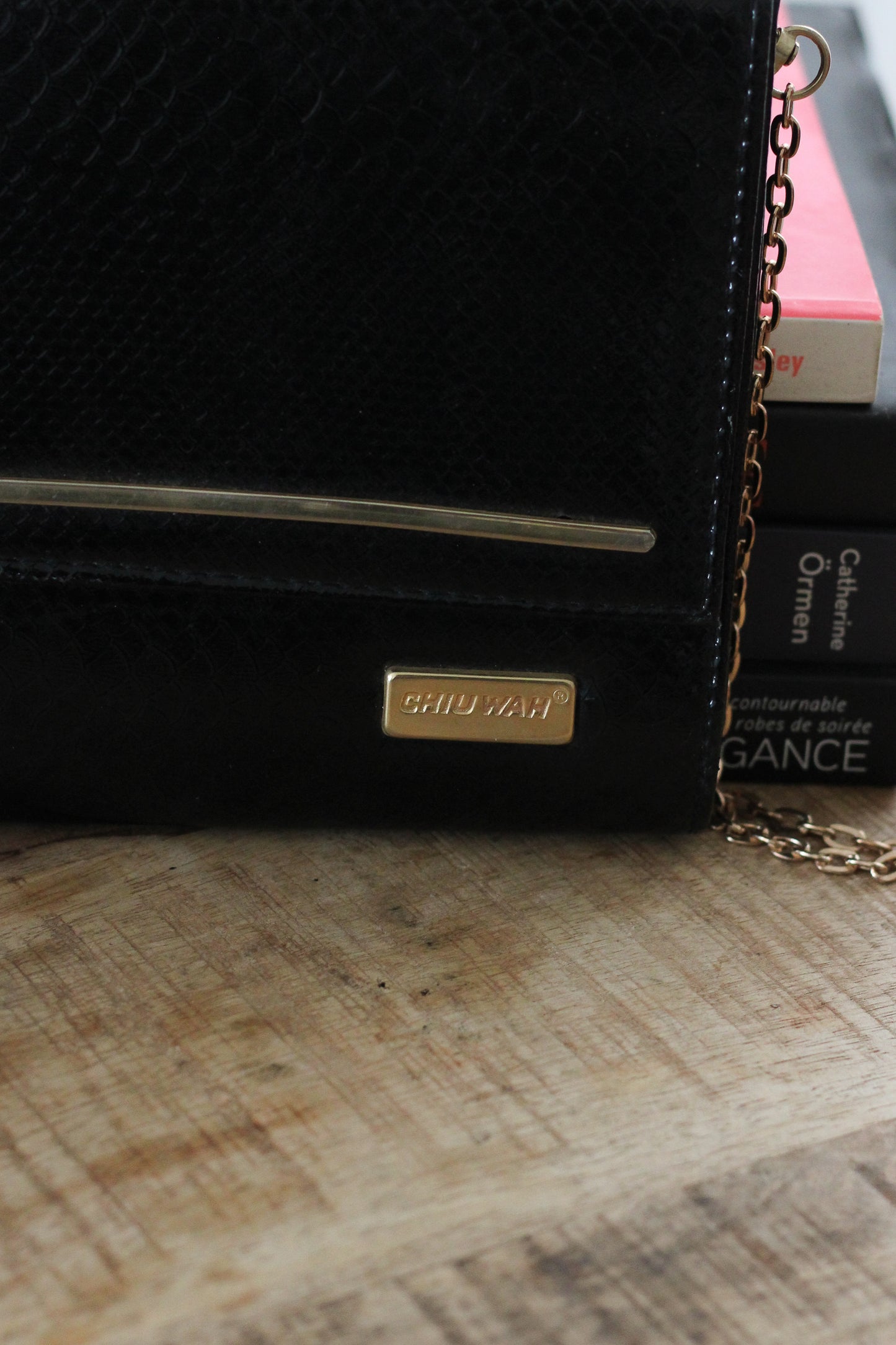 Pochette en cuir signé Chiu Wah
