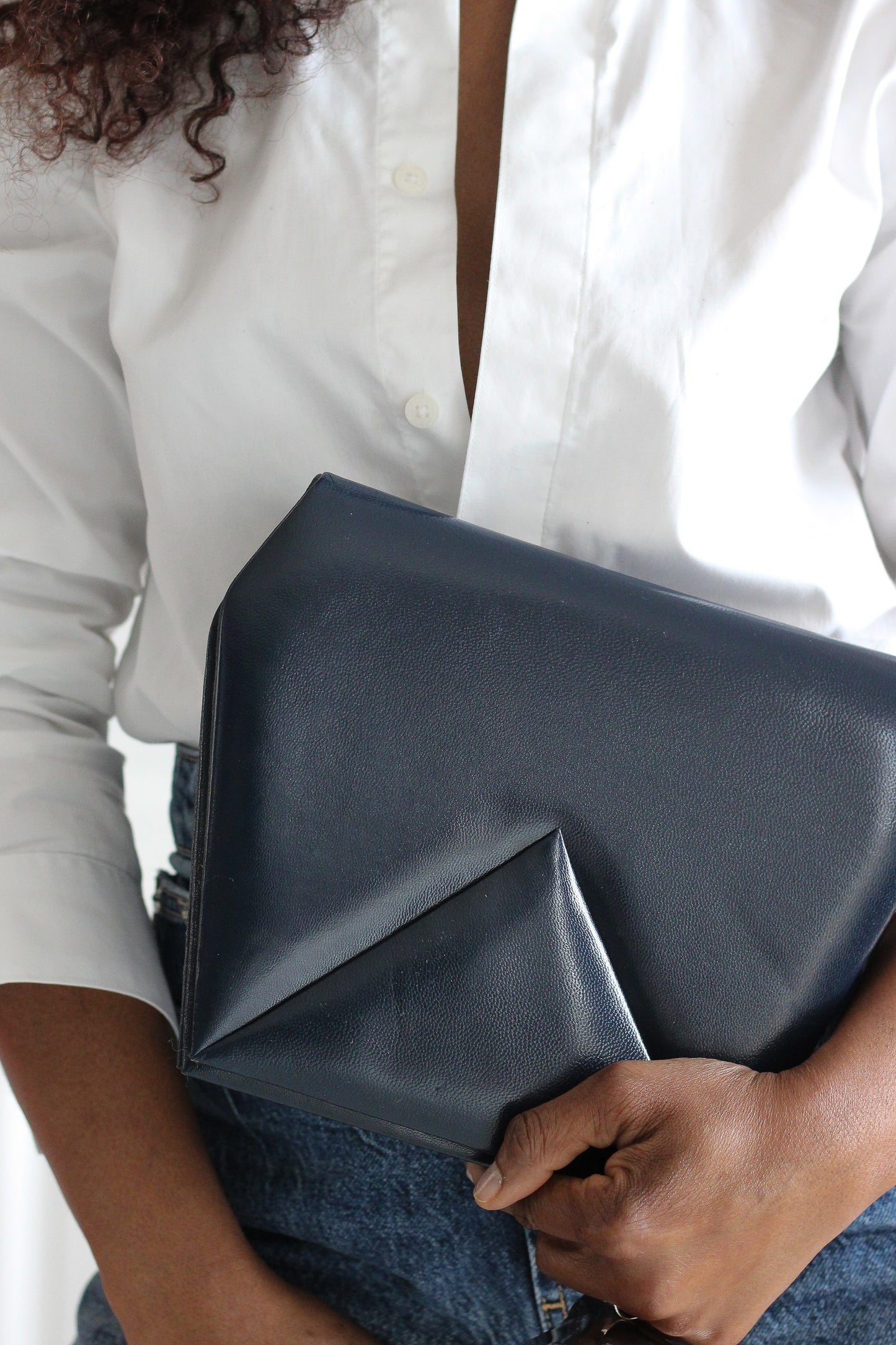 Sac bleu vintage minimaliste chic années 90