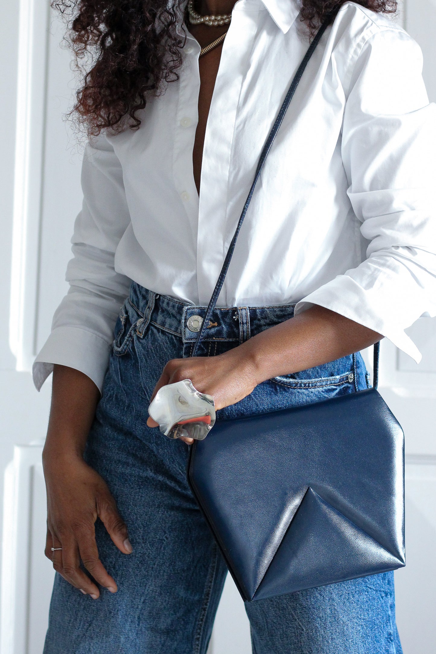 Sac bleu vintage minimaliste chic années 90