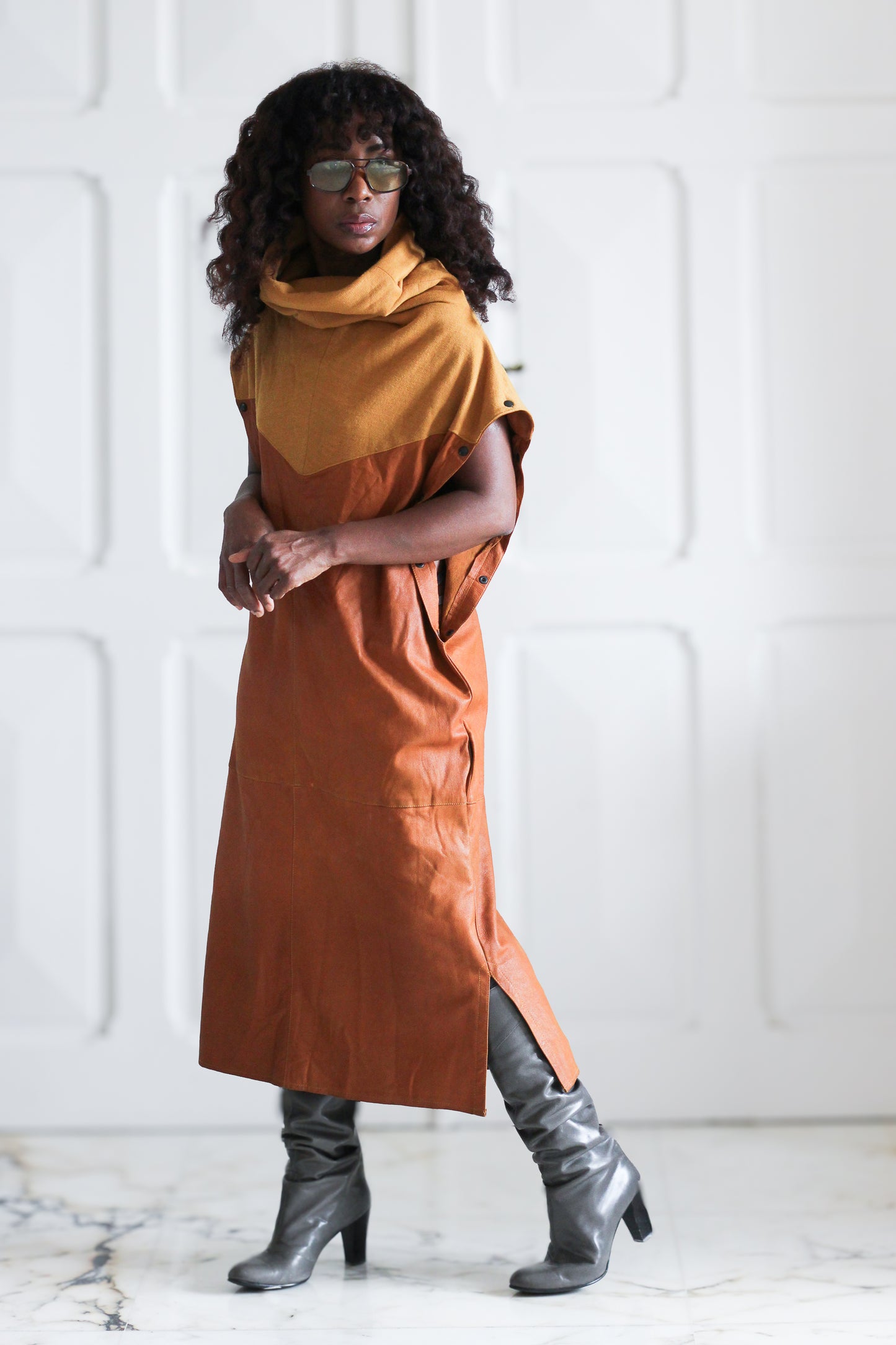 Robe original en laine et daim