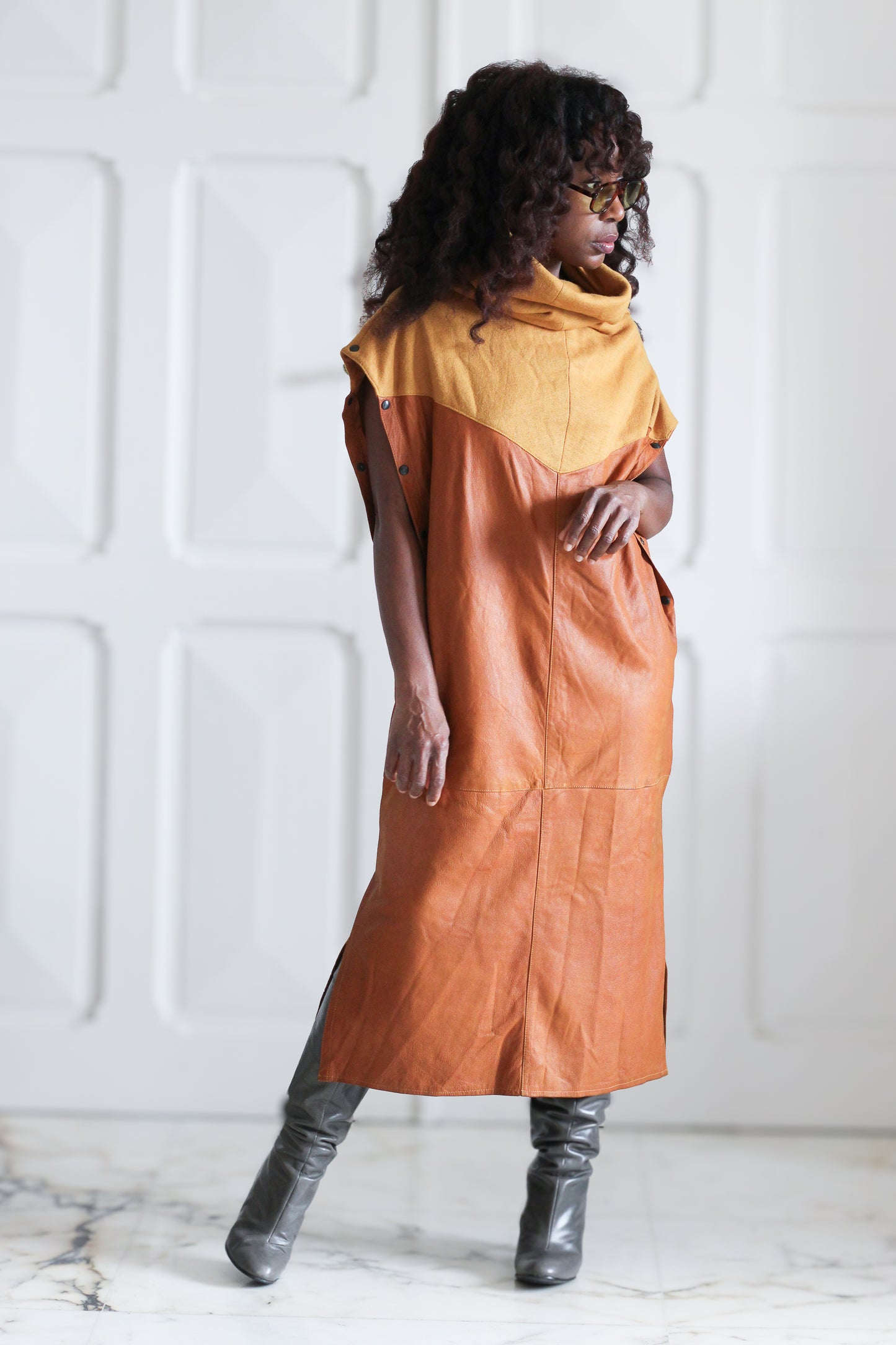 Robe original en laine et daim