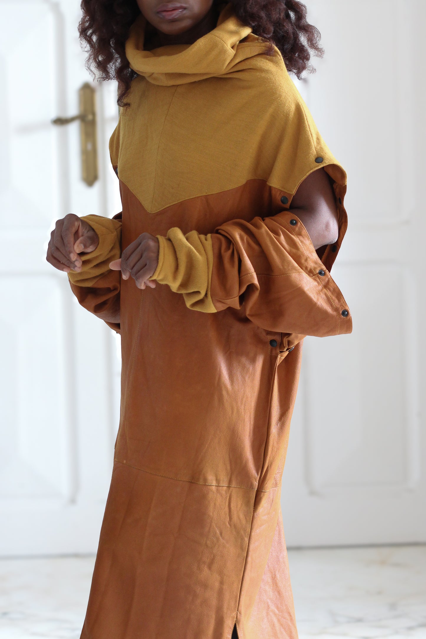 Robe original en laine et daim