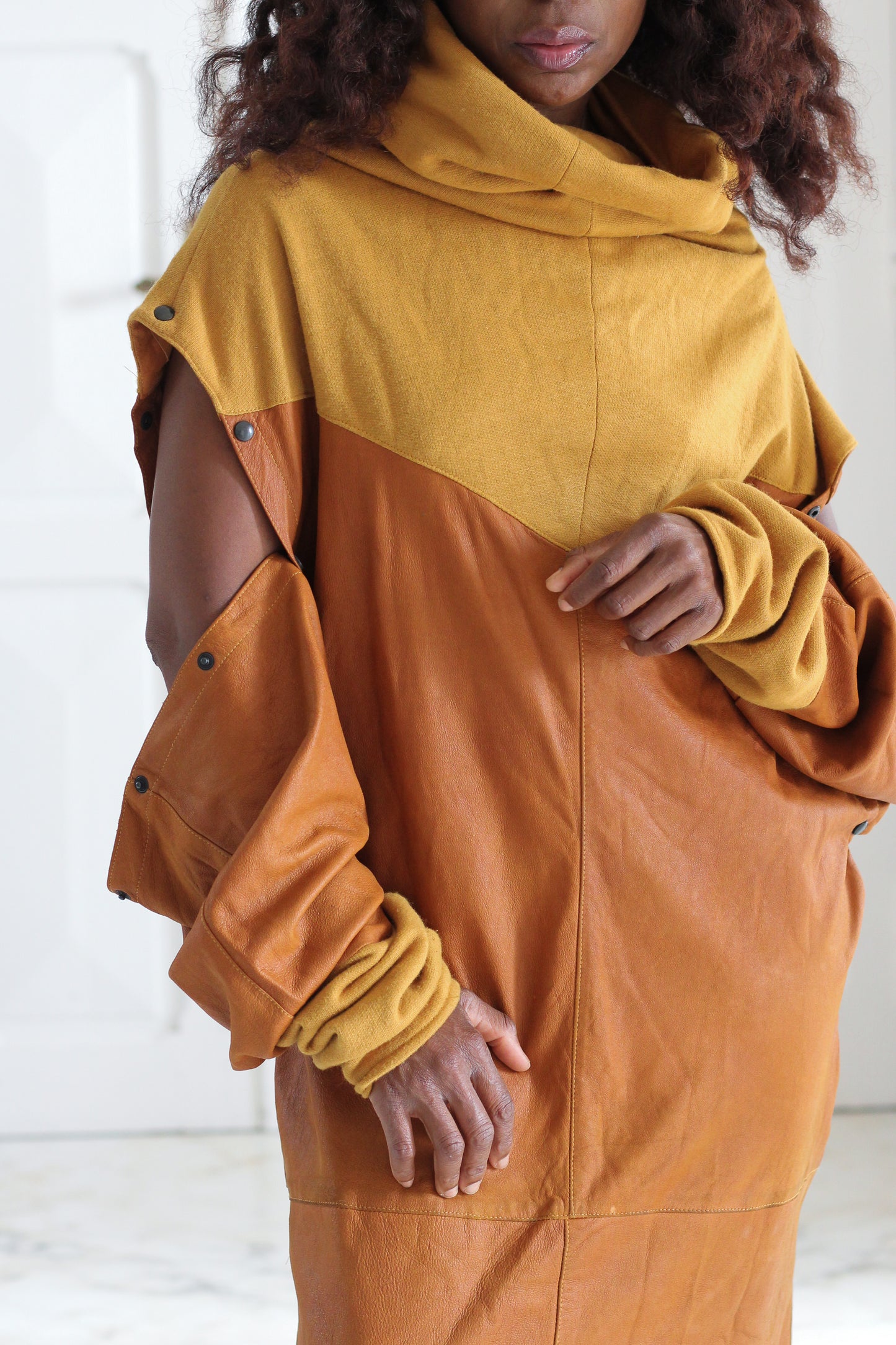 Robe original en laine et daim