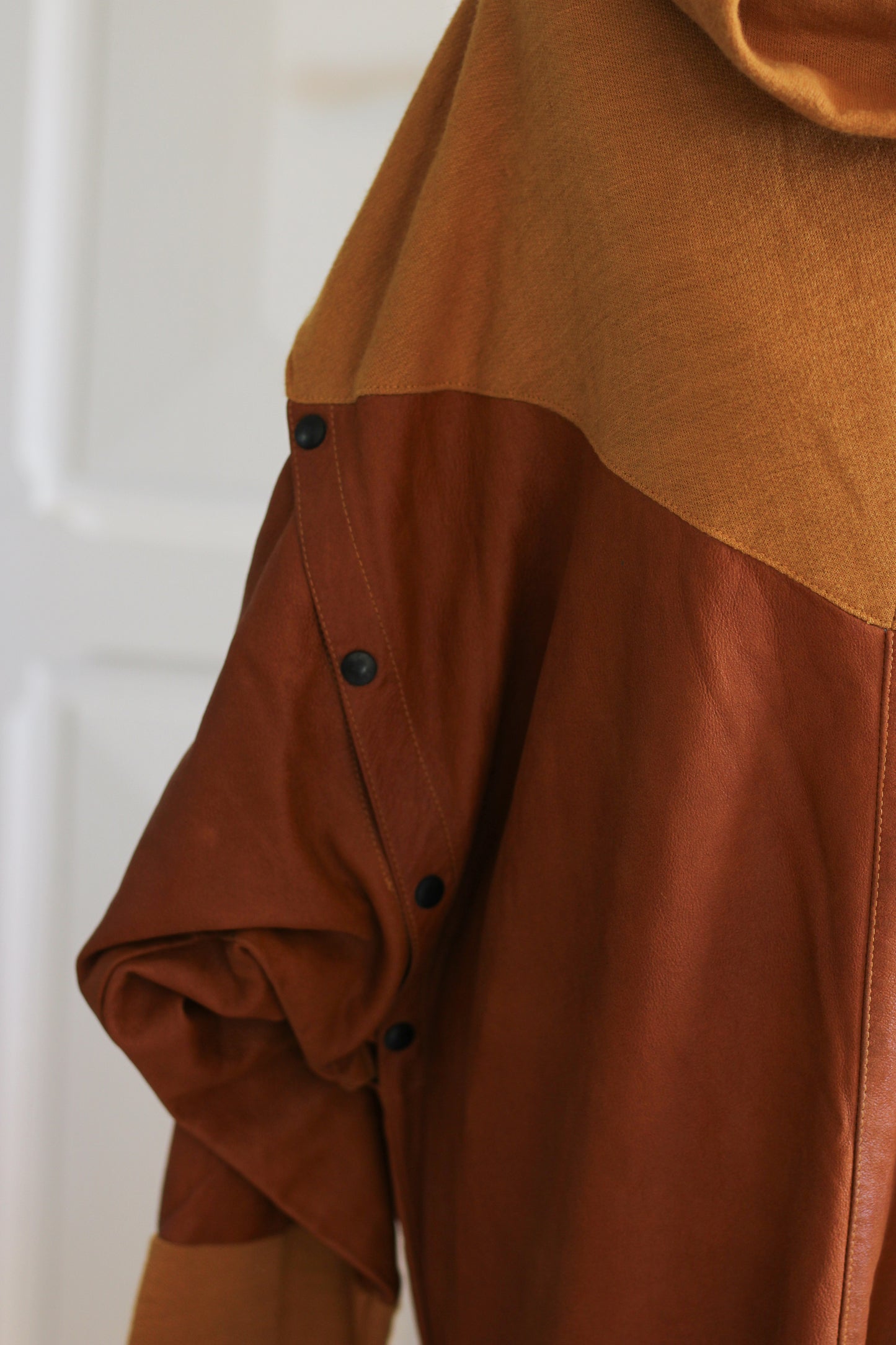 Robe original en laine et daim