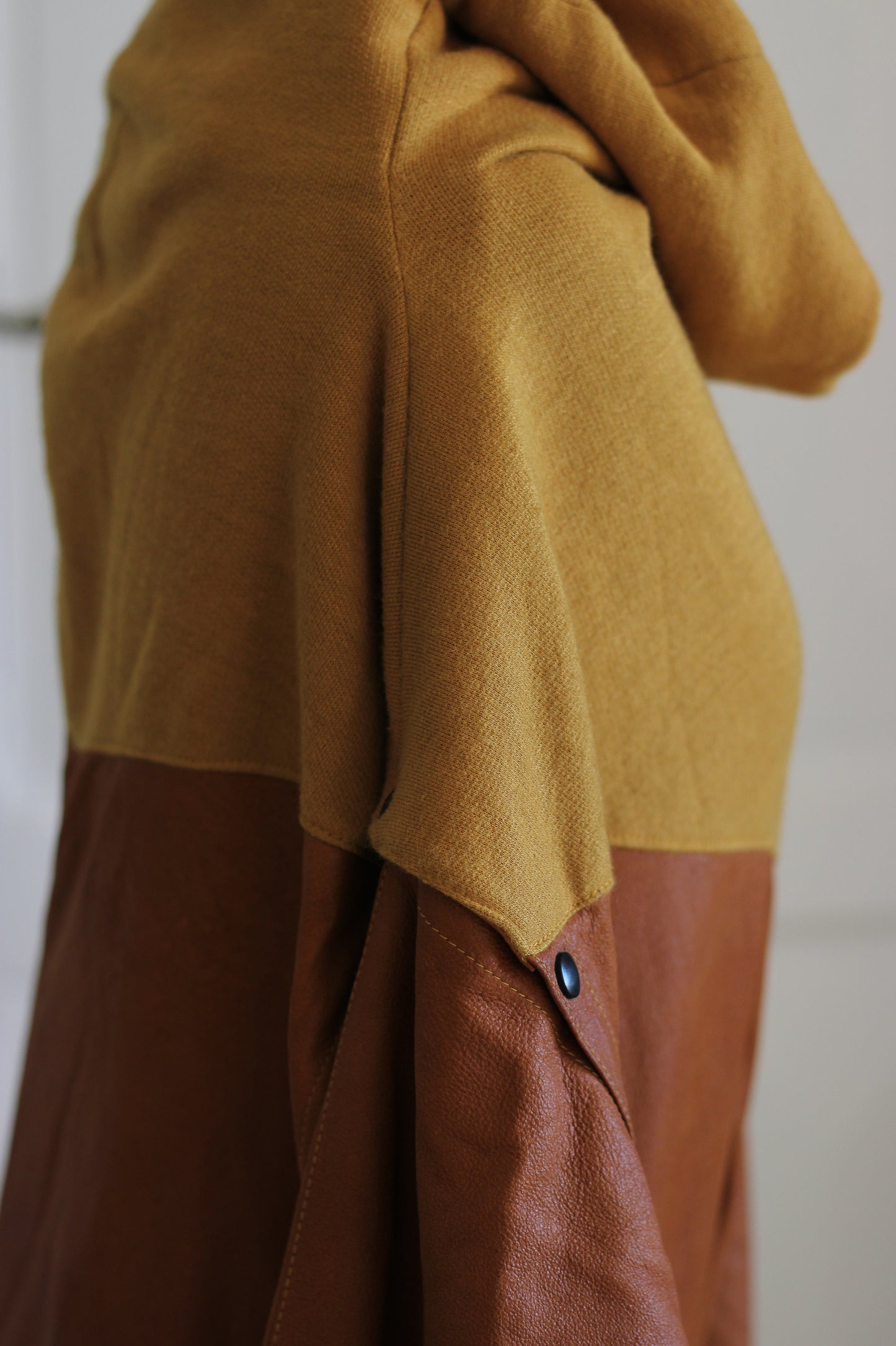 Robe original en laine et daim