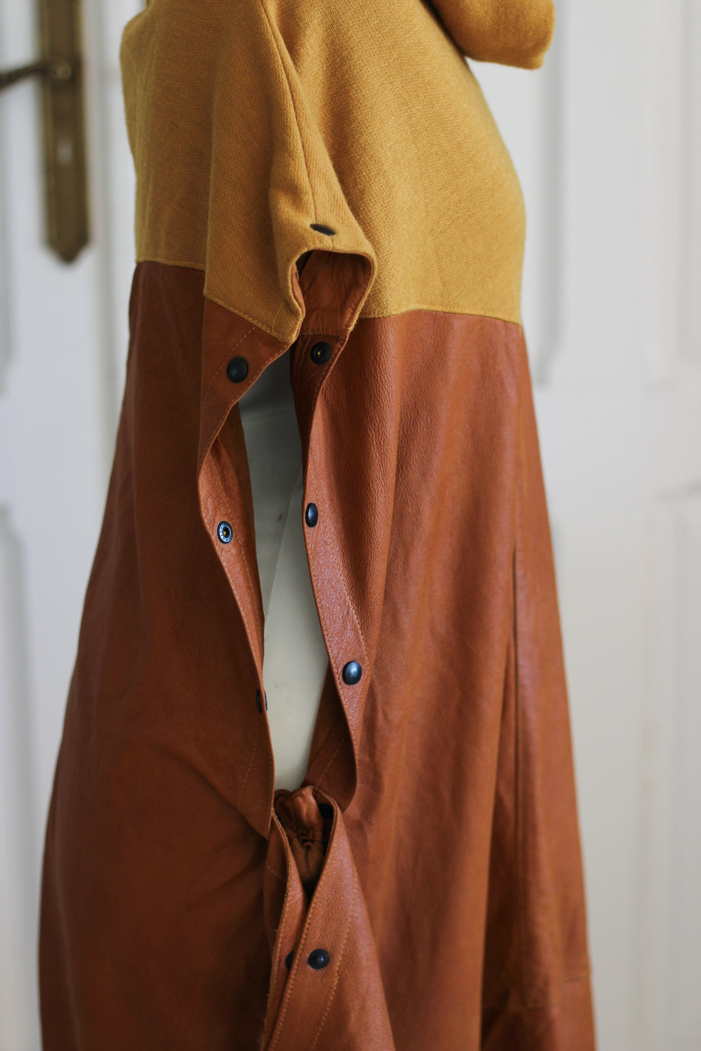 Robe original en laine et daim