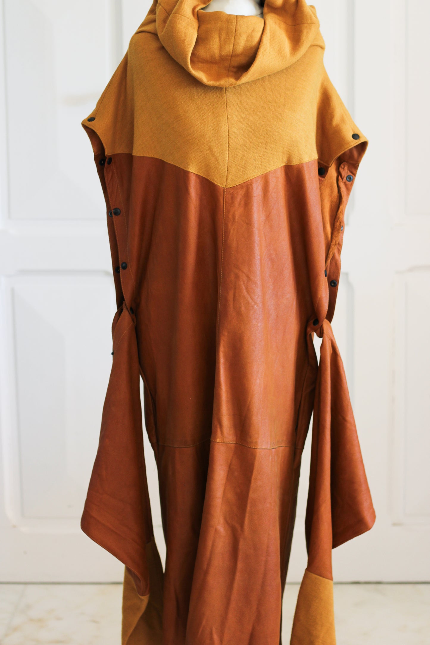 Robe original en laine et daim